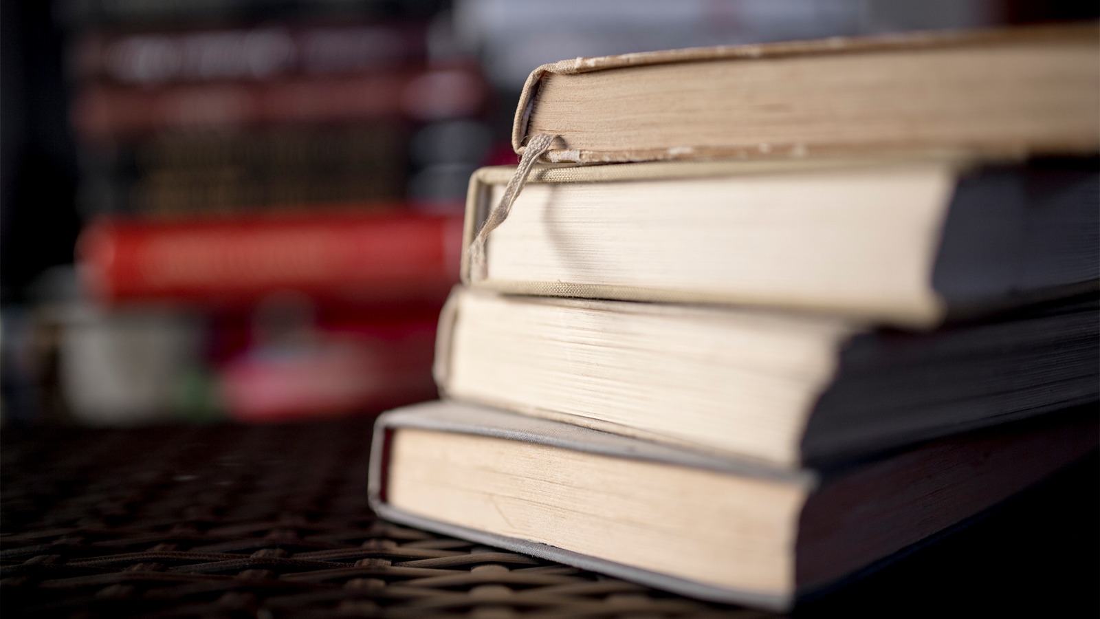 foto colorida de 3 livros empilhados