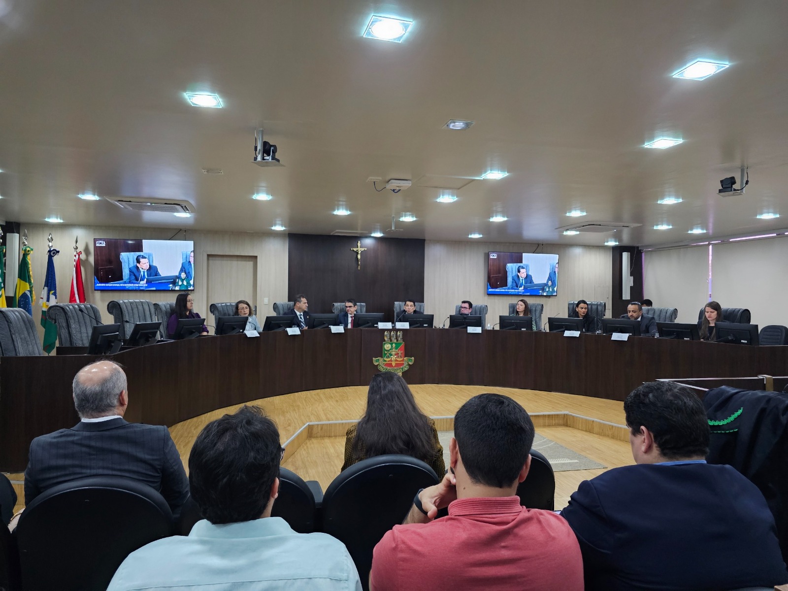 foto colorida da magistrados em sessão sendo realizada no Tribunal Pleno 