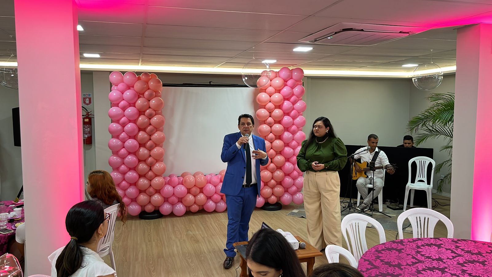 Foto colorida mostra o desembargdor Jésus Nascimento discursando no evento 