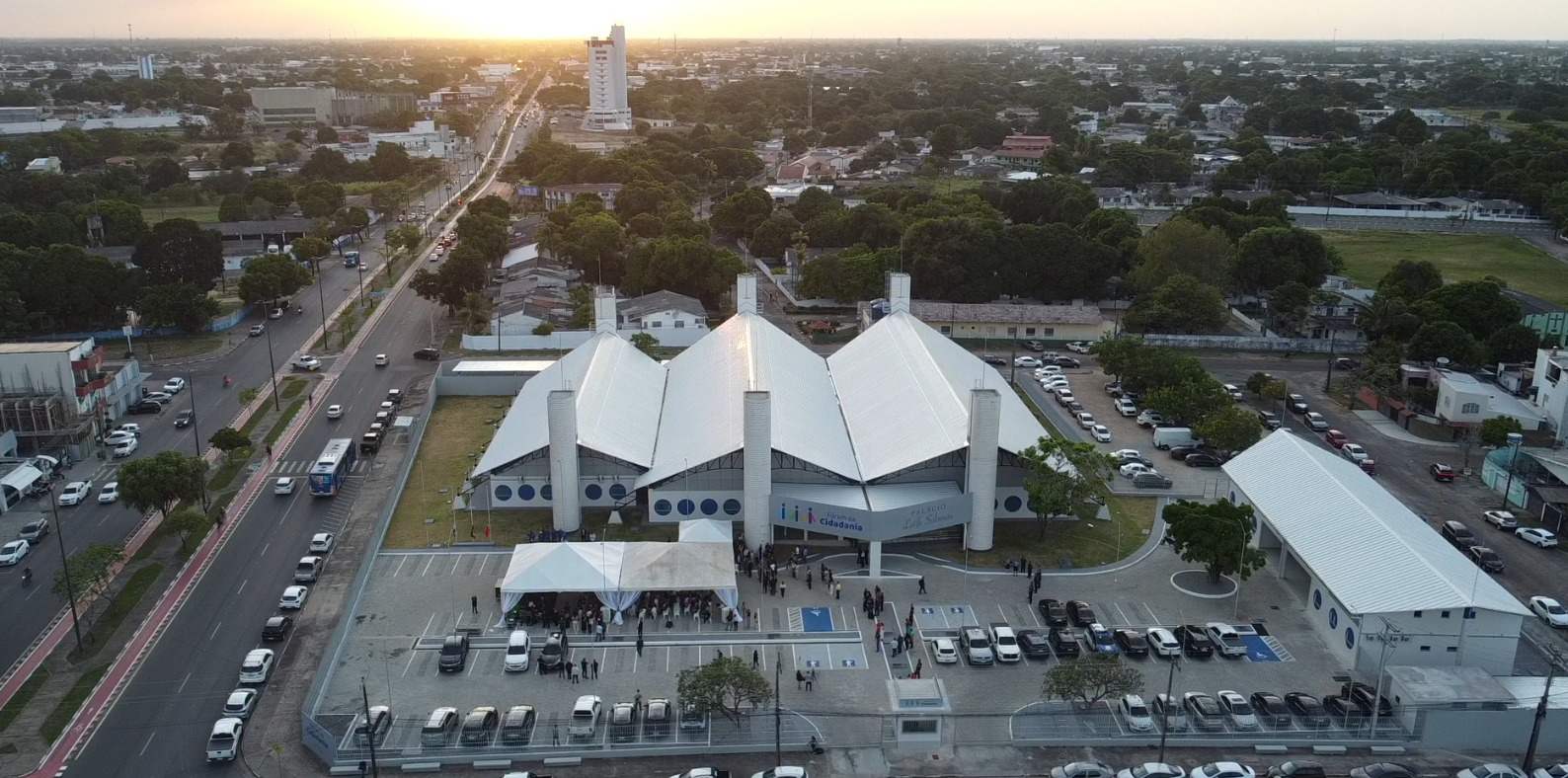 Imagem colorida contém a fachada vista de cima do prédio do Fórum da Cidadania do TJRR. Abaixo a frase “MEMÓRIA JUDICIAL – Fórum da Cidadania homenageia personalidades históricas do Judiciário Roraimense