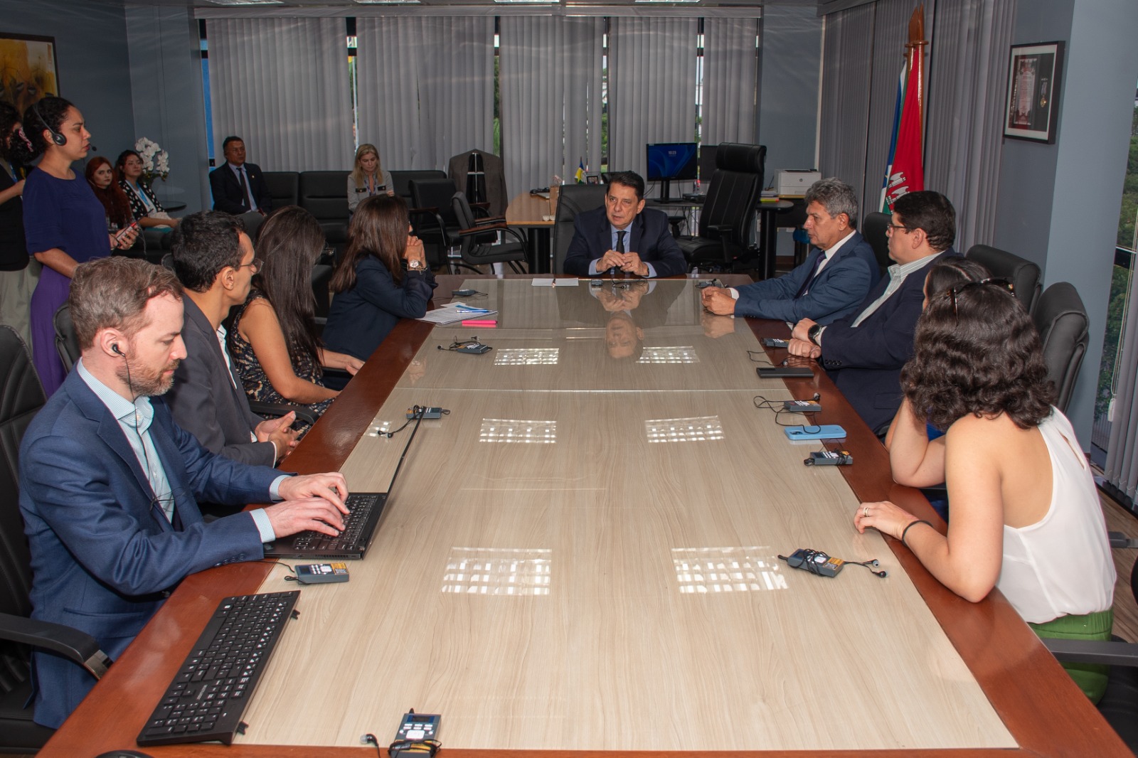 Imagem colorida mostrando o presidente do Tribunal de Justiça de Roraima (TJRR), Jésus Nascimento, e o juiz titular da 1ª Vara da Infância e Juventude, Parima Dias Veras, durante reunião com a Organização das Nações Unidas