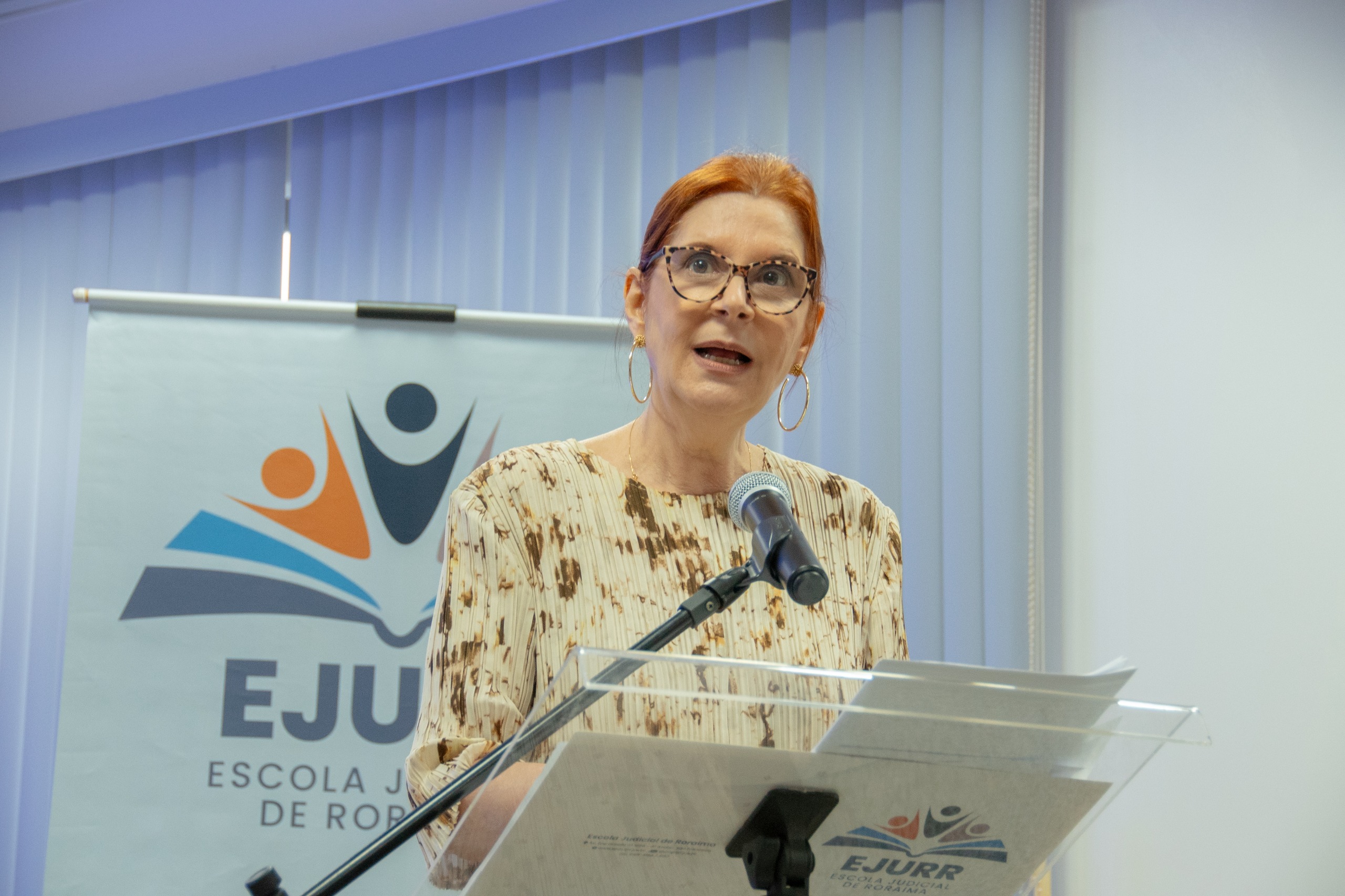 Foto colorida mostra a ministra do Superior Tribunal Militar (STM), Maria Elizabeth Rocha, falando ao microfone, durante palestra no Fórum Criminal Ministro Evandro Lins e Silva.