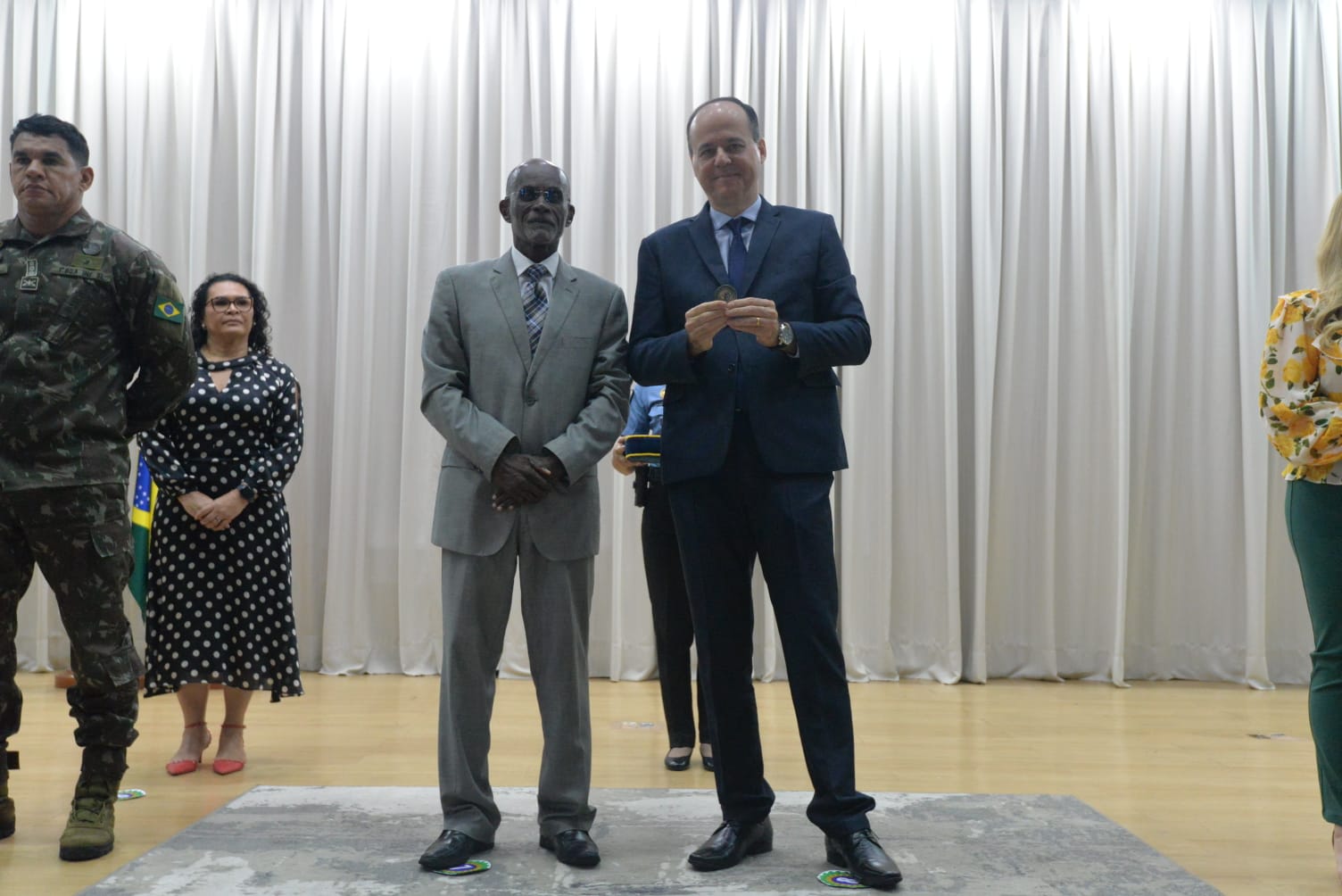 Foto colorida mostra duas pessoas em pé posando para foto. O desembargador Cristóvão Suter e o desembargador Audaliphal Hildebrando da Silva