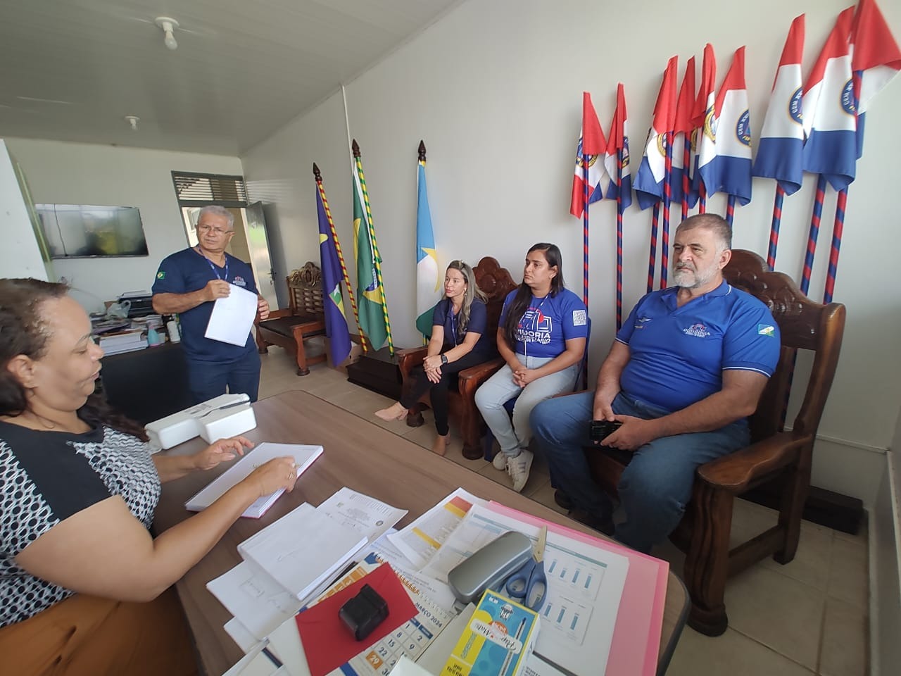 Foto colorida mostrando servidores da ouvidoria sentados durante reunião em Pacaraima