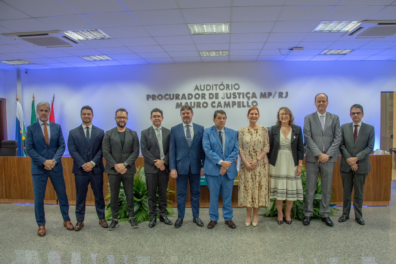 foto colorida mostra a ministra do Superior Tribunal Militar (STM), Maria Elizabeth Rocha, posando para foto ao lado do diretor da Ejurr, desembargador Cristóvão Suter; o vice-presidente do TJRR, desembargador Ricardo Oliveira; o procurador-geral de Justiça, Fábio Stica; a juíza titular da 1ª Vara do Júri e da Justiça Militar, Lana Leitão; o juiz titular da 2ª Vara do Júri e da Justiça Militar, Breno Coutinho, e o juiz auxiliar da presidência, Dr. Esdras Benchimol, durante palestra no Fórum Criminal Ministro Evandro Lins e Silva. 