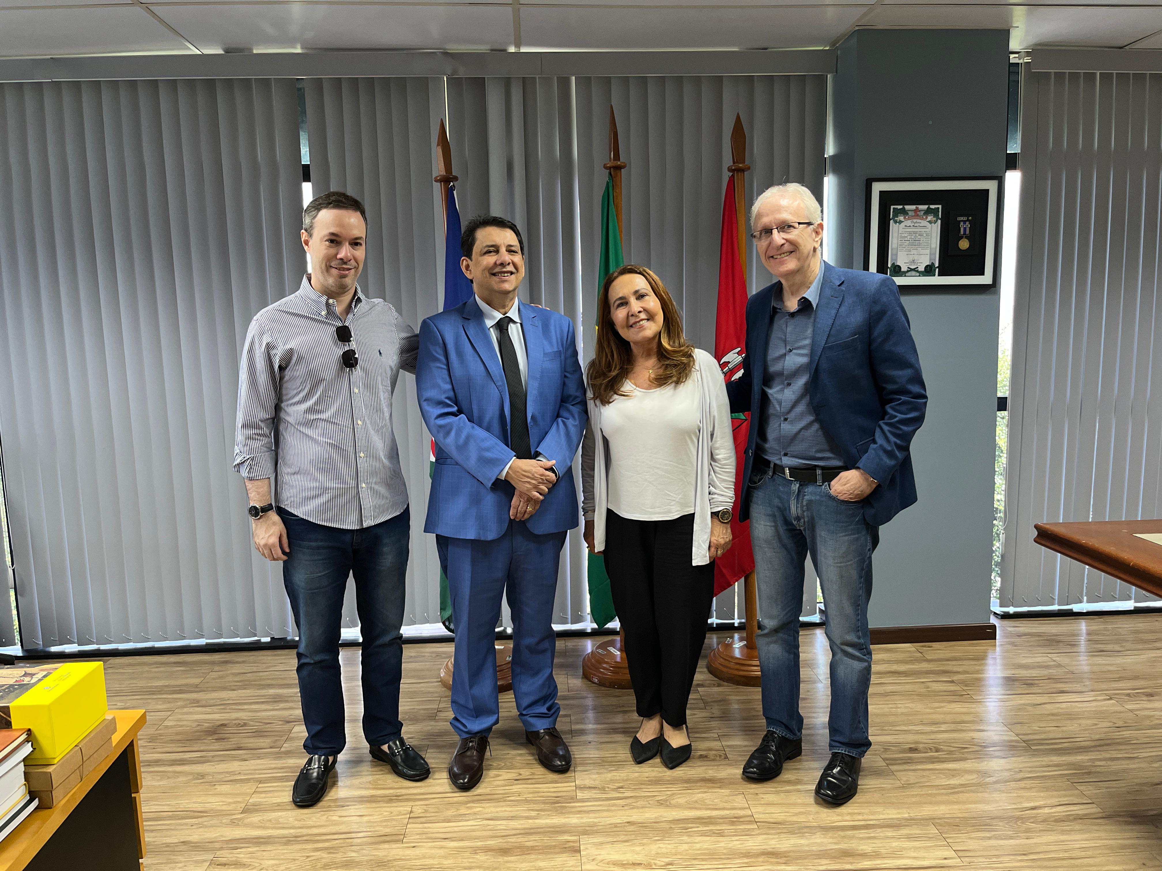 Foto colorida o presidente do Tribunal de Justiça de Roraima (TJRR), desembargador Jésus Nascimento, recebeu em seu gabinete os advogados Arinda Fernandes, Pedro Coelho e Guilherme Coelho. 