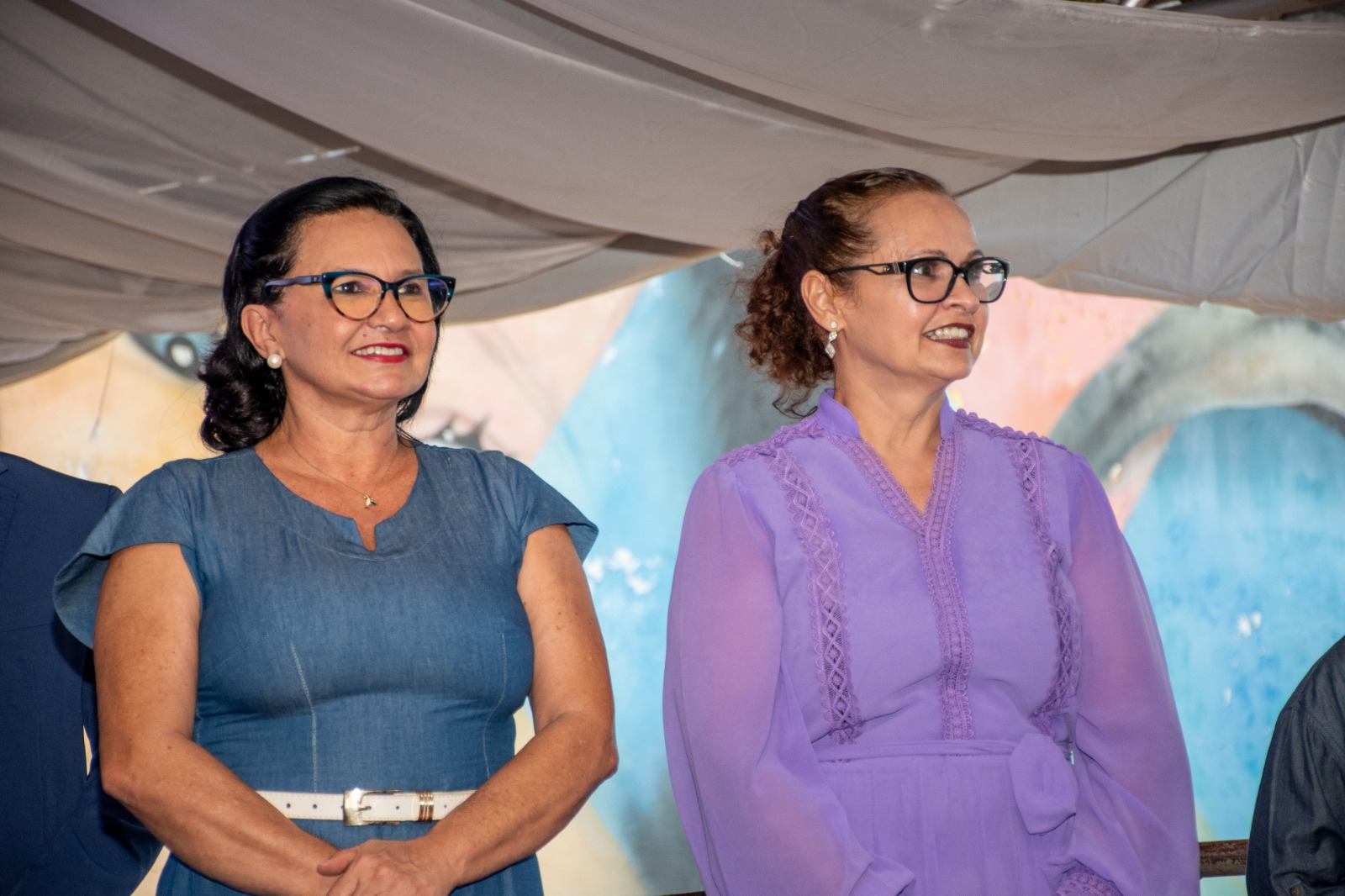 Foto colorida mostra a desembargadora Tânia Vasconcelos e a juíza titular da Vara da Justiça Itinerante, Graciete Sotto Mayor durante a cerimônia