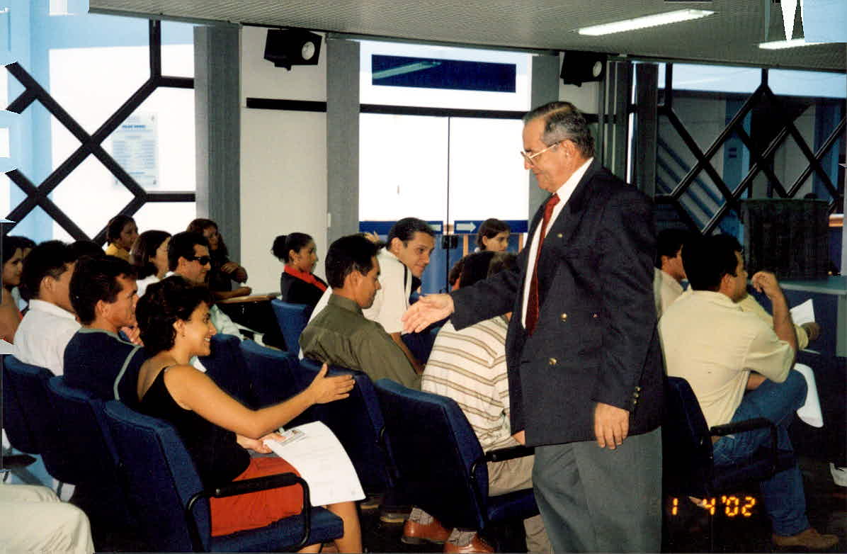 Foto de servidores sentados em auditório para posse dos aprovados em 2002.