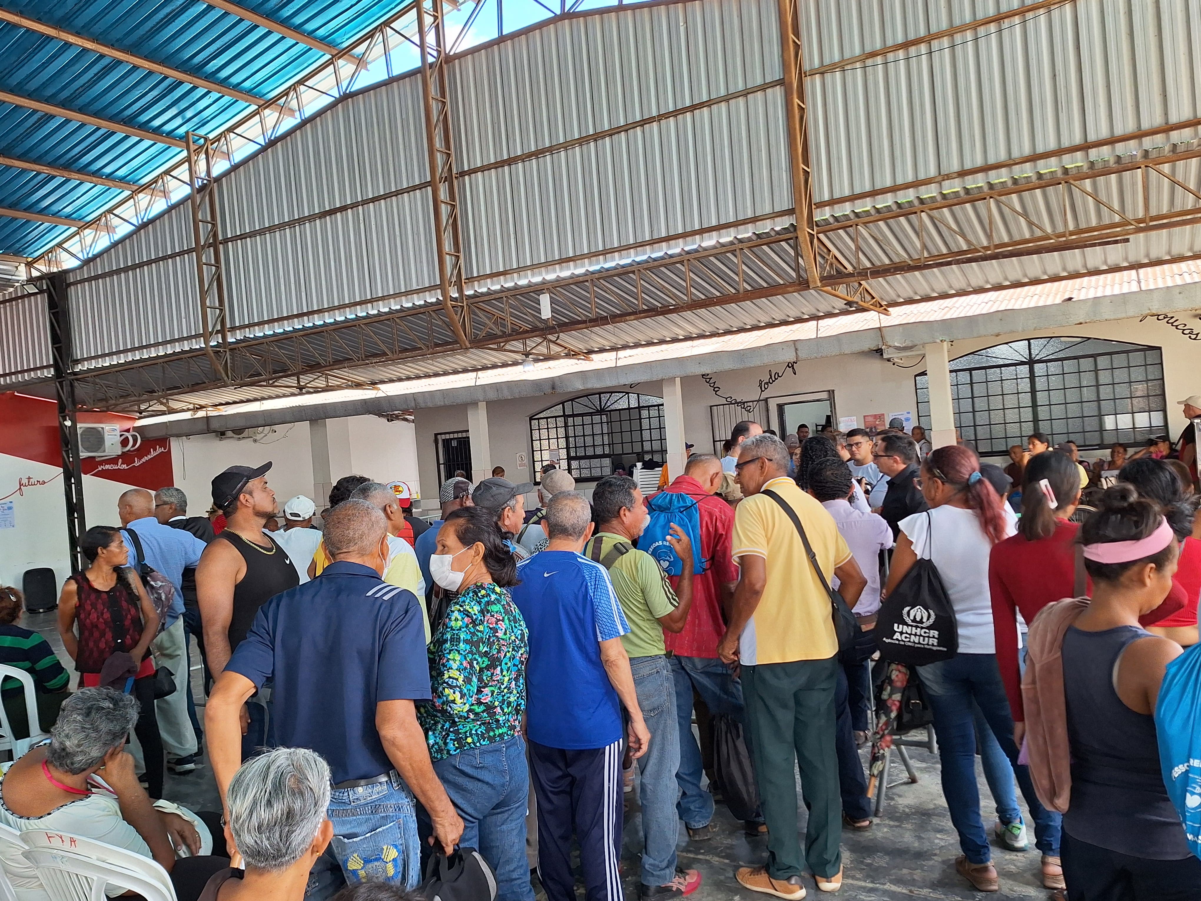 foto colorida de pessoas na fila de atendimento foto colorida de pessoas na fila de atendimento