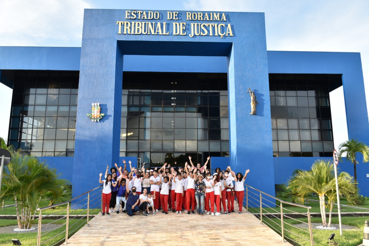 Imagem colorida contém alunos da Escola Estadual Oswaldo Cruz, em frente à entrada do Tribunal de Justiça de Roraima, durante excursão em prédios históricos da Capital do Estado de Roraima.