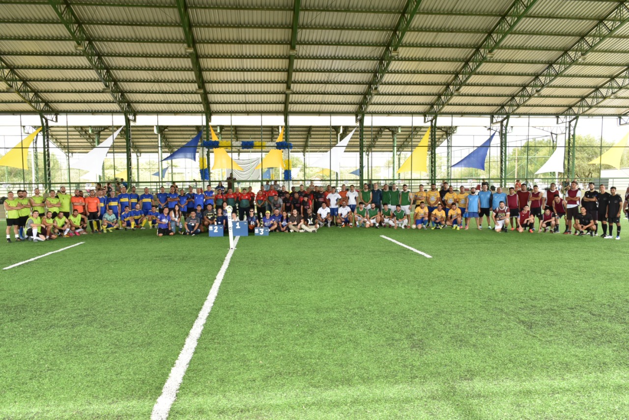 Imagem colorida contém os times de futsal compostos pelos integrantes do Poder judiciário de Roraima, durante a segunda edição do torneio de futsal, que reuniu mais de 100 atletas.