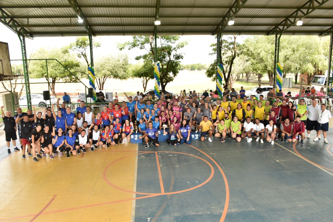 Imagem colorida contém times de voleibol, compostos por integrantes do Poder Judiciário de Roraima, durante o torneio misto do Vôleijus.