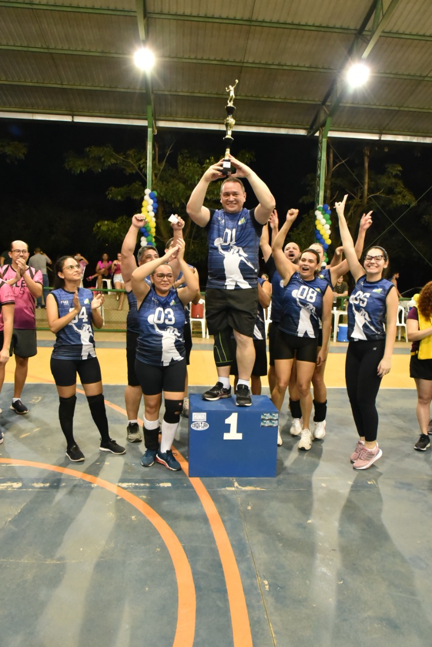 Imagem colorida contém integrantes da equipe de voleibol do torneio misto do Vôleijus, que subiram ao pódio de primeiro lugar.