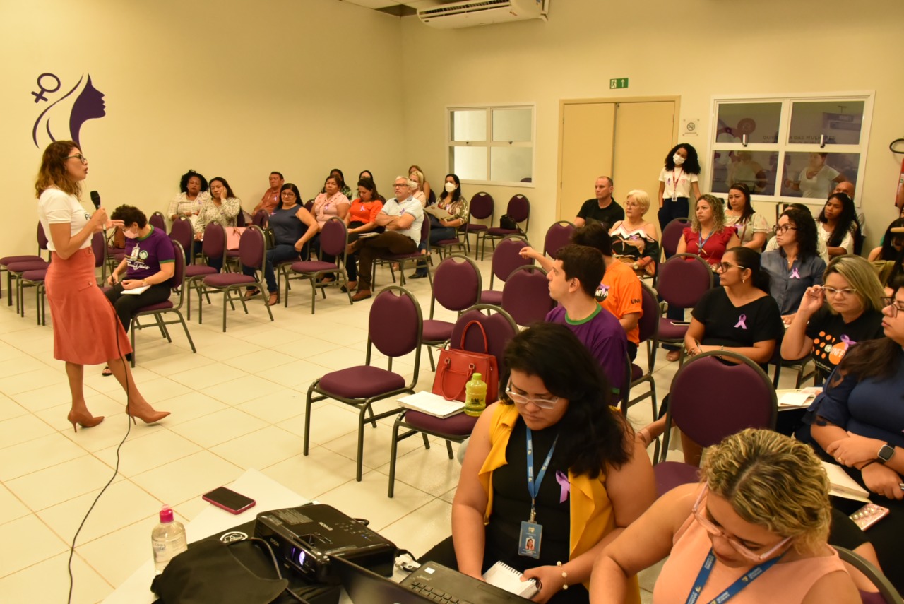 Imagem colorida contém a palestrante do evento e pedagoga da Coordenadoria Estadual de Violência Doméstica (Cevid) do Tribunal de Justiça de Roraima (TJRR), Aurilene Mesquita, palestrando durante workshop de capacitação para aplicação do Formulário de Avaliação de Risco (FONAR), na Casa da mulher Brasileira.