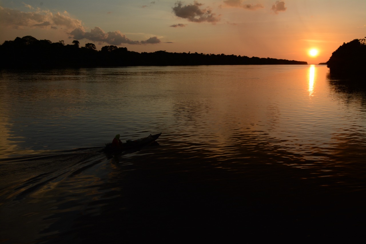 Imagem colorida contém o pôr-do-sol no Rio Branco. 