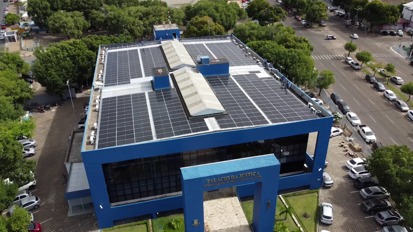 foto aerea colorida do Palacio da Justiça na qual mostra as placas solares no teto do palácio 