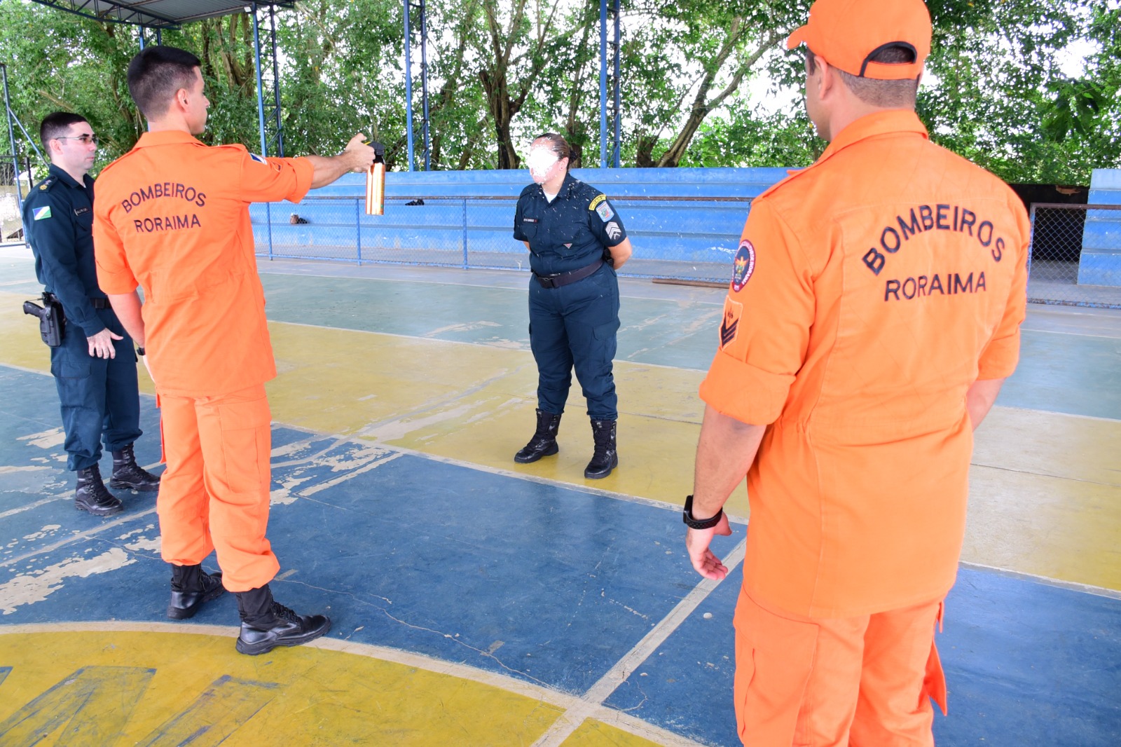 foto colorida de bomberios realizando treinamento com o gabinete militar do tjrr