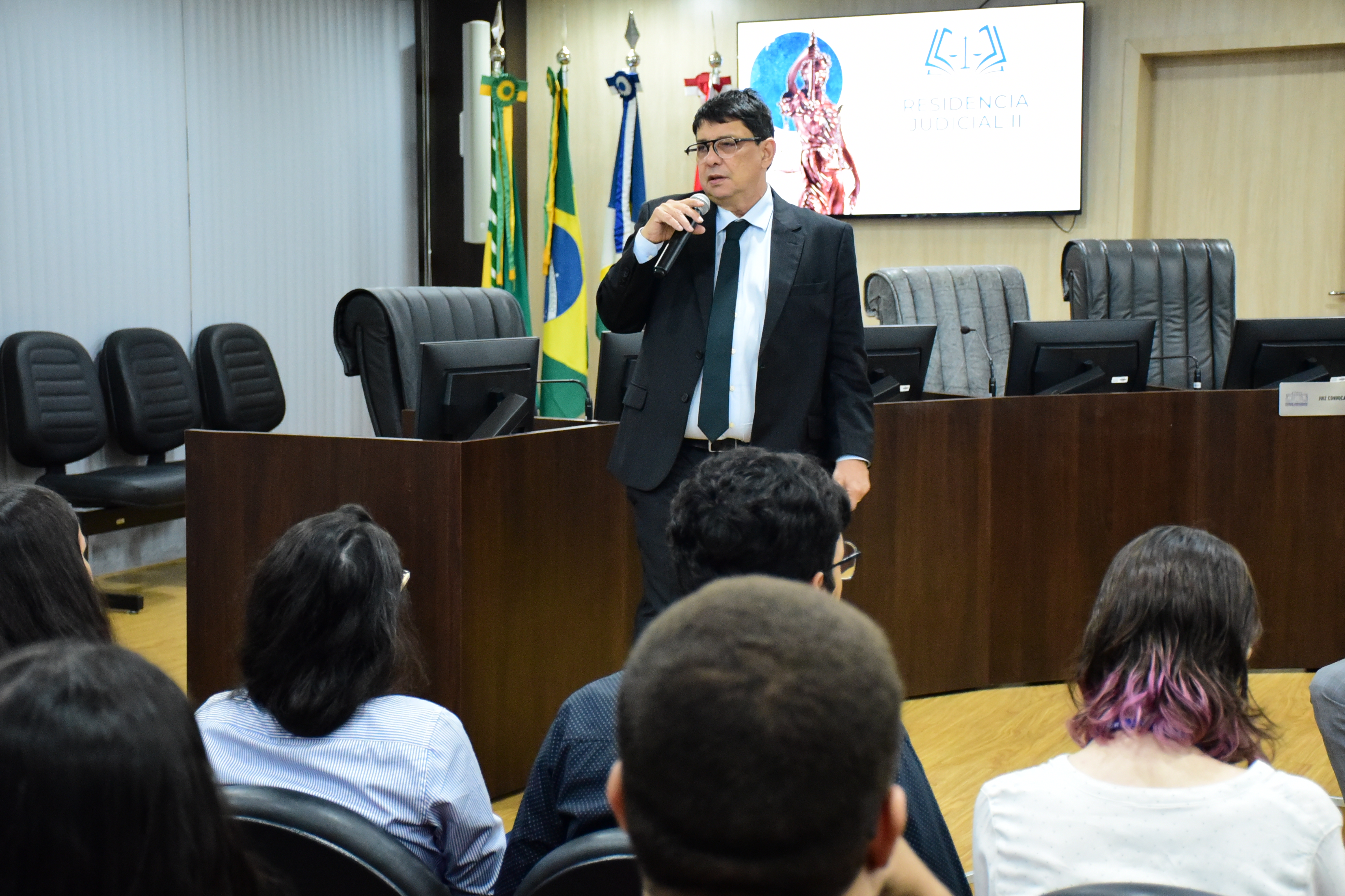 foto colorida do presidente do TJRR, desembargador Jesus Nascimentos falando ao microfone