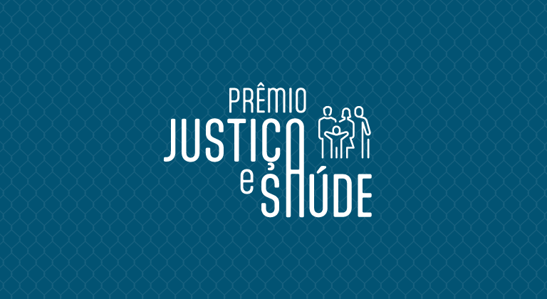 card de divulgação em azul  com as letras brancas a frase "premio justiça e saude" e ao lado há um desenho de uma familia 