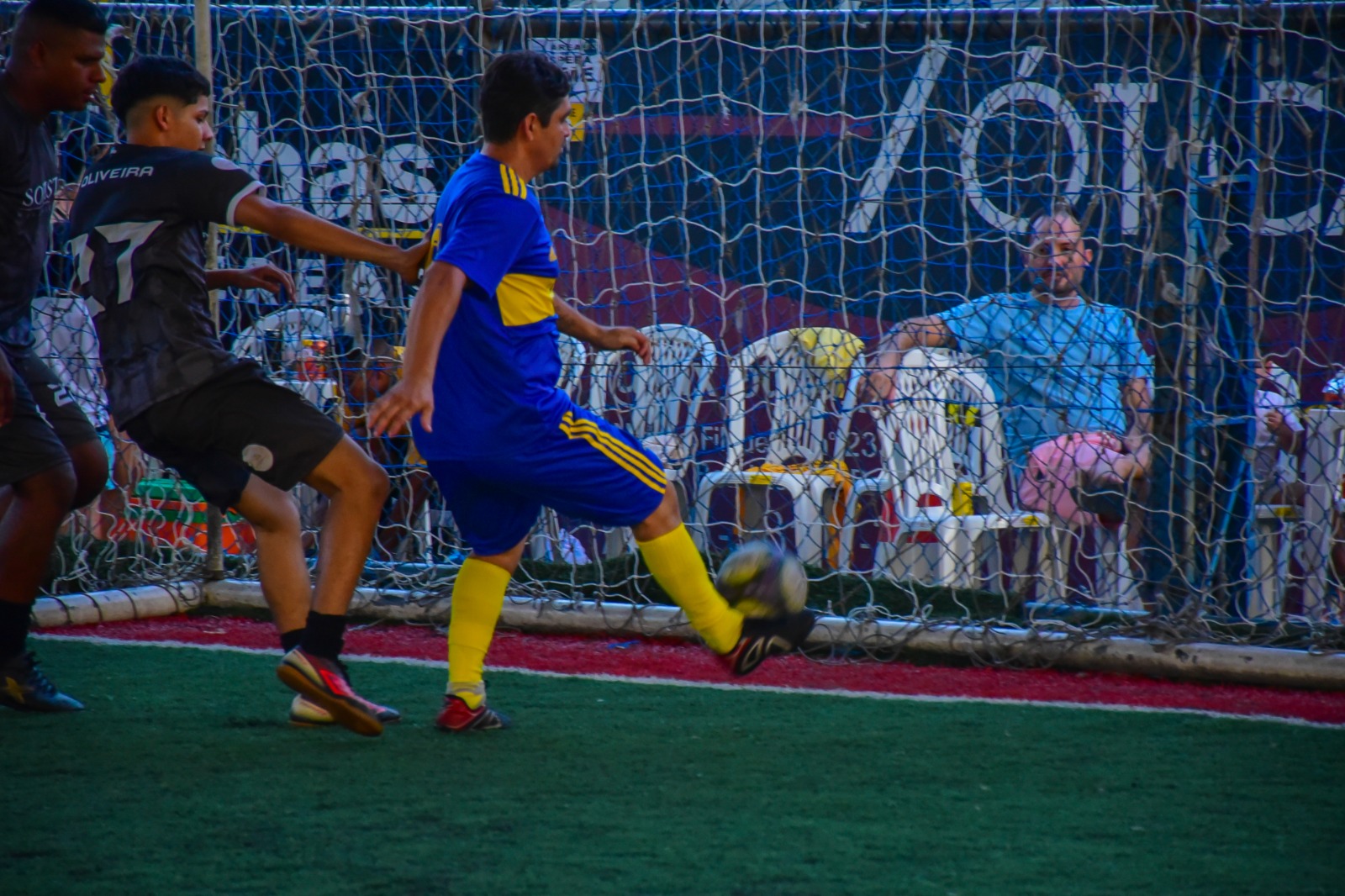 foto de um jogador fazendo gol