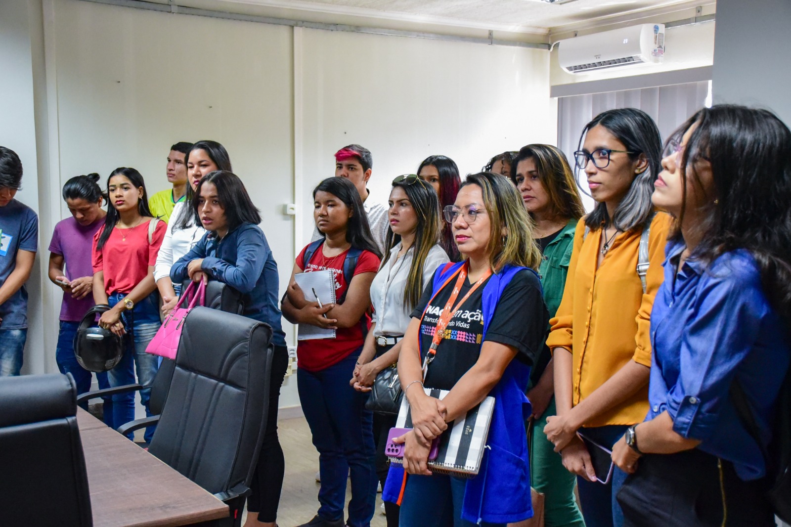 foto colorida da turma do curso assistente administrativo em um setor 