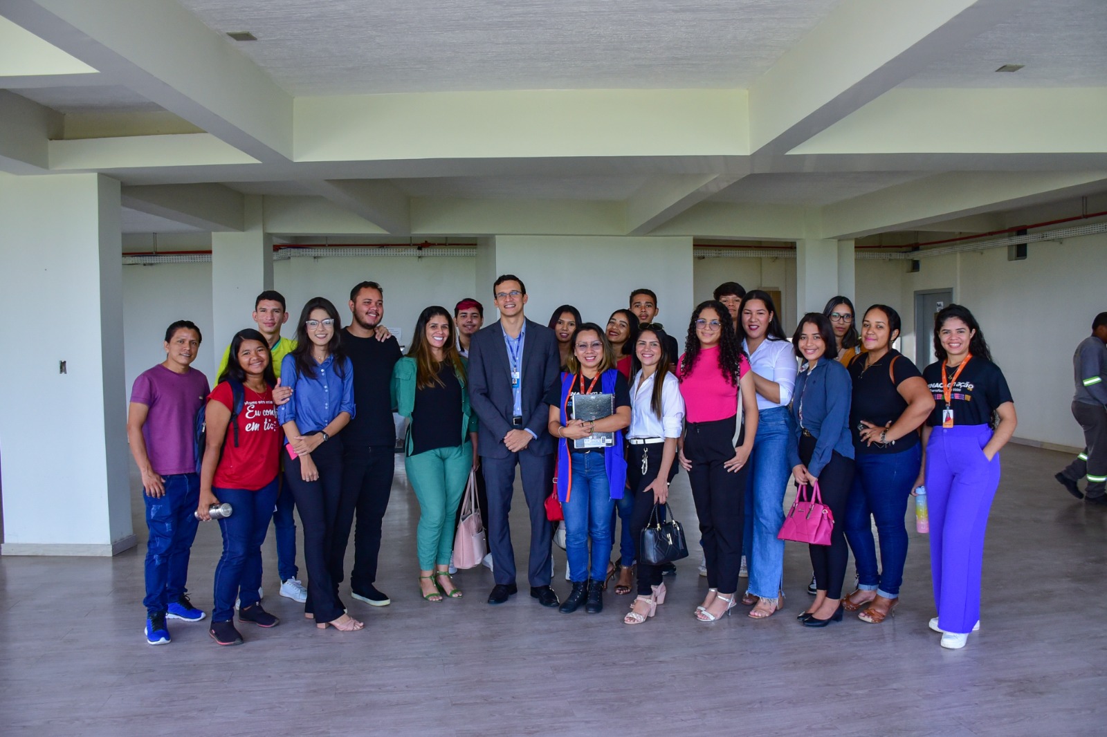 foto colorida da turma do curso assistente administrativo do senac pousando para a foto ao lado do secretario geral, Henrique Tavares 