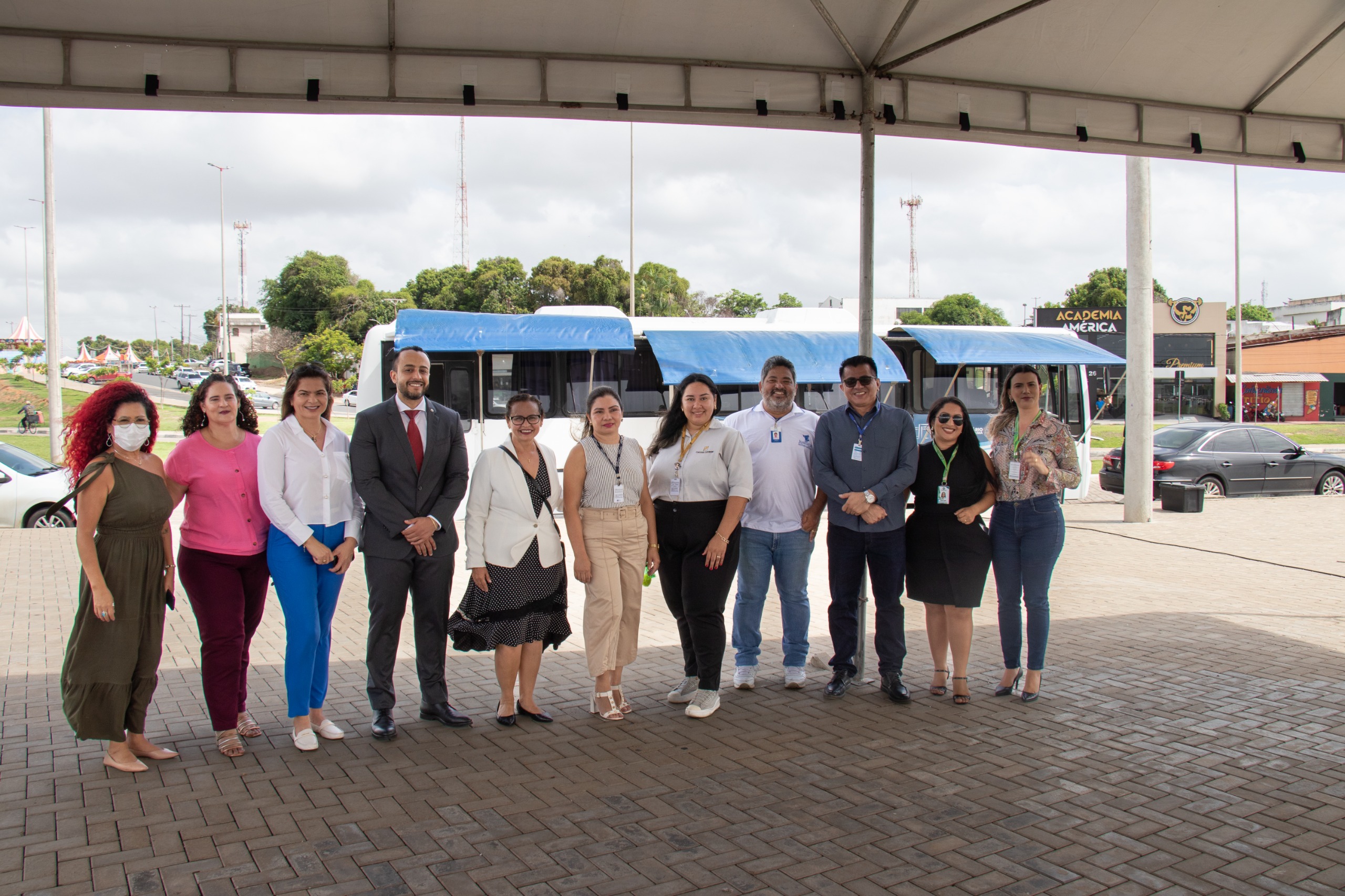 Foto colorida mostrando a juíza titular da Vara da Justiça Itinerante, Graciete Sotto Mayor, o juiz corregedor, Phillip Barbieux, e servidores da Itinerante, da Corregedoria e dos demais órgãos envolvidos na ação posando para foto.