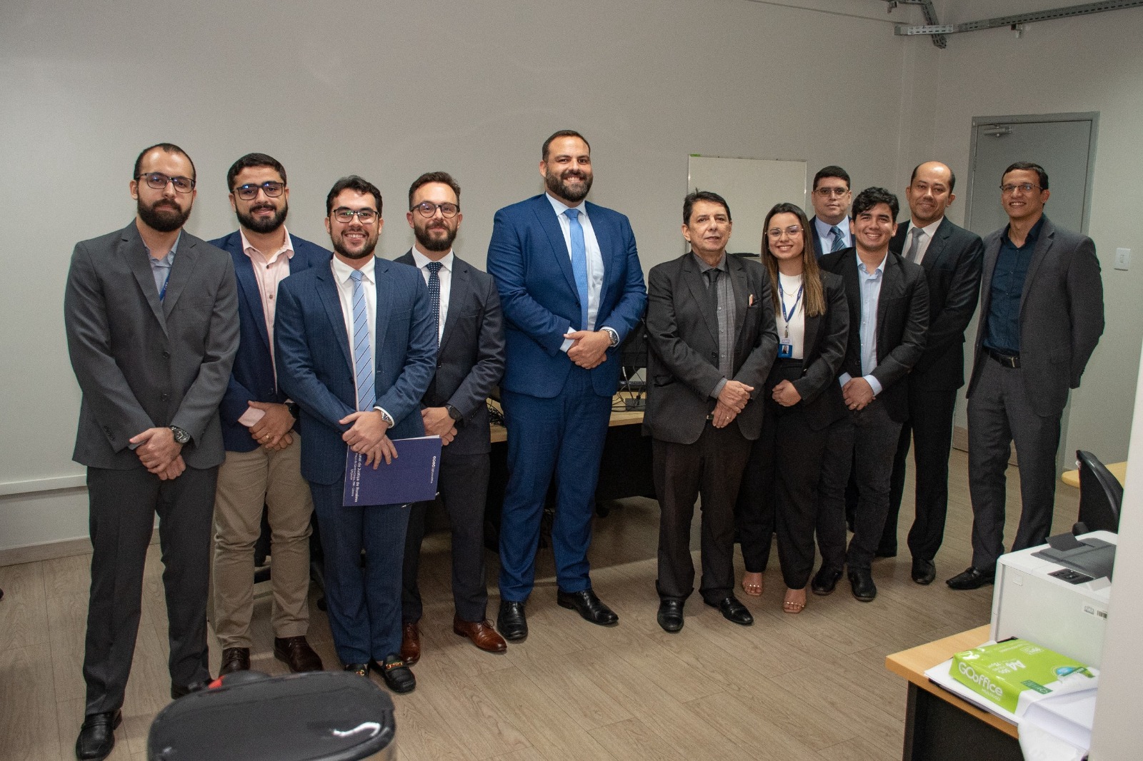 Imagem colorida mostrando o presidente do Tribunal de Justiça de Roraima, desembargador Jésus Nascimento, ao lado juiz auxiliar da presidência do TJRR Esdras Silva Benchimol, do juiz auxiliar da Presidência do CNJ, Dorotheo Barbosa Neto, do juiz Coordenador dos Núcleos de Justiça 4.0, Rodrigo Bezerra Delgado, além de servidores do TJRR, durante foto 