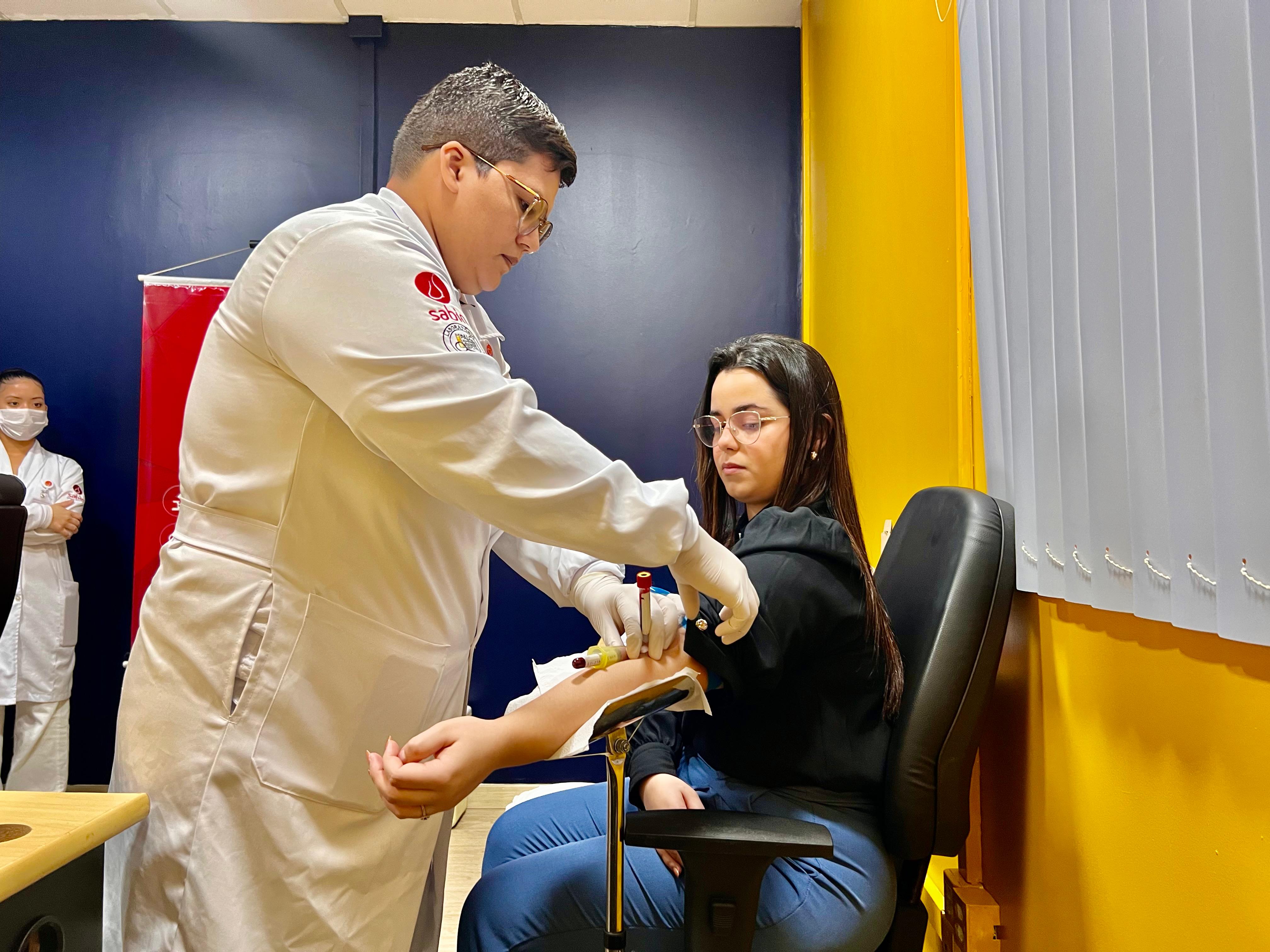 Exames preventivos e rodas de conversa são promovidos em ação do Outubro Rosa - foto colorida mostra pessoa recebendo atendimento .