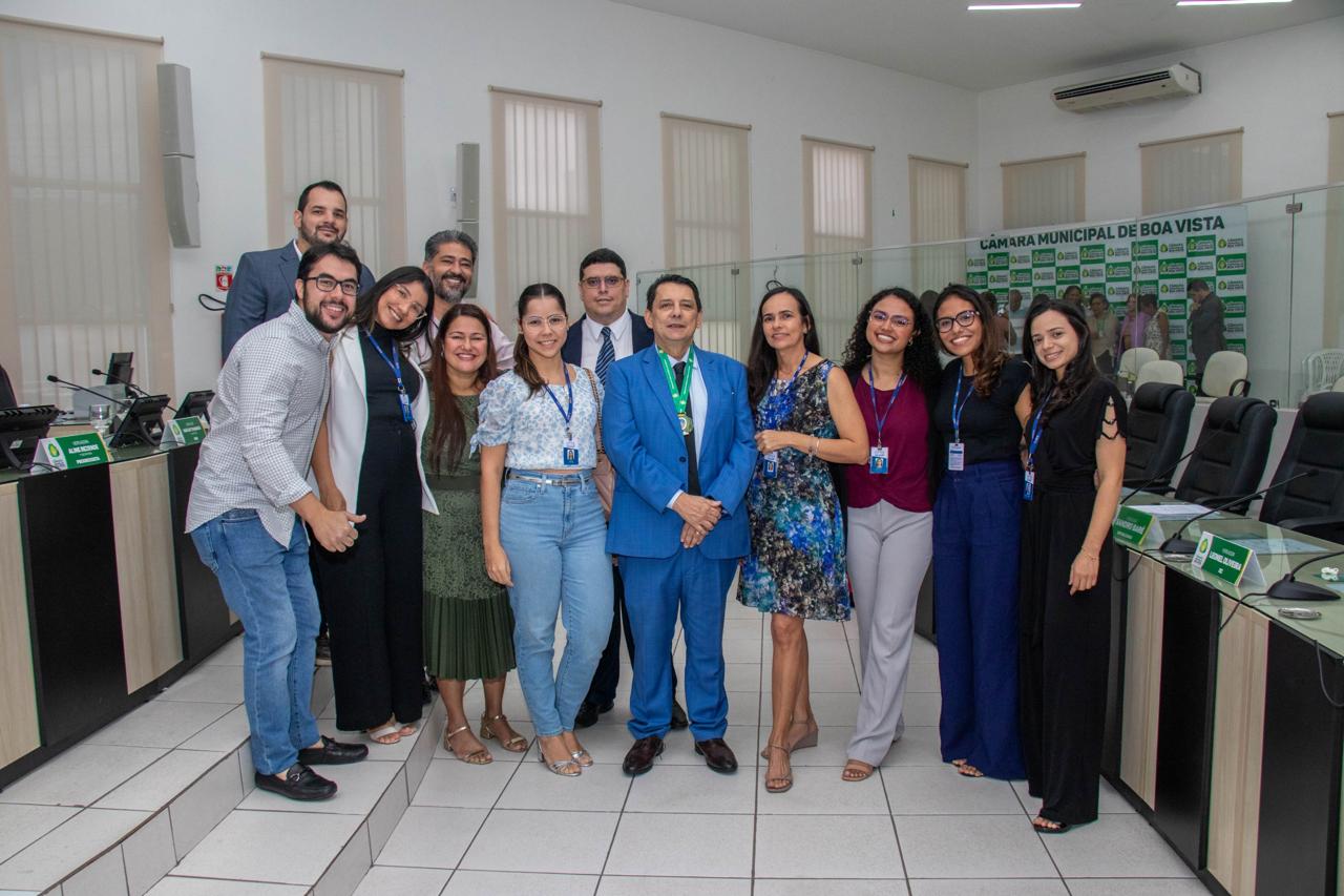 Foto colorida mostra doze pessoas em pé posando para a foto, ao meio da foto o desembargador Jésus Nascimento