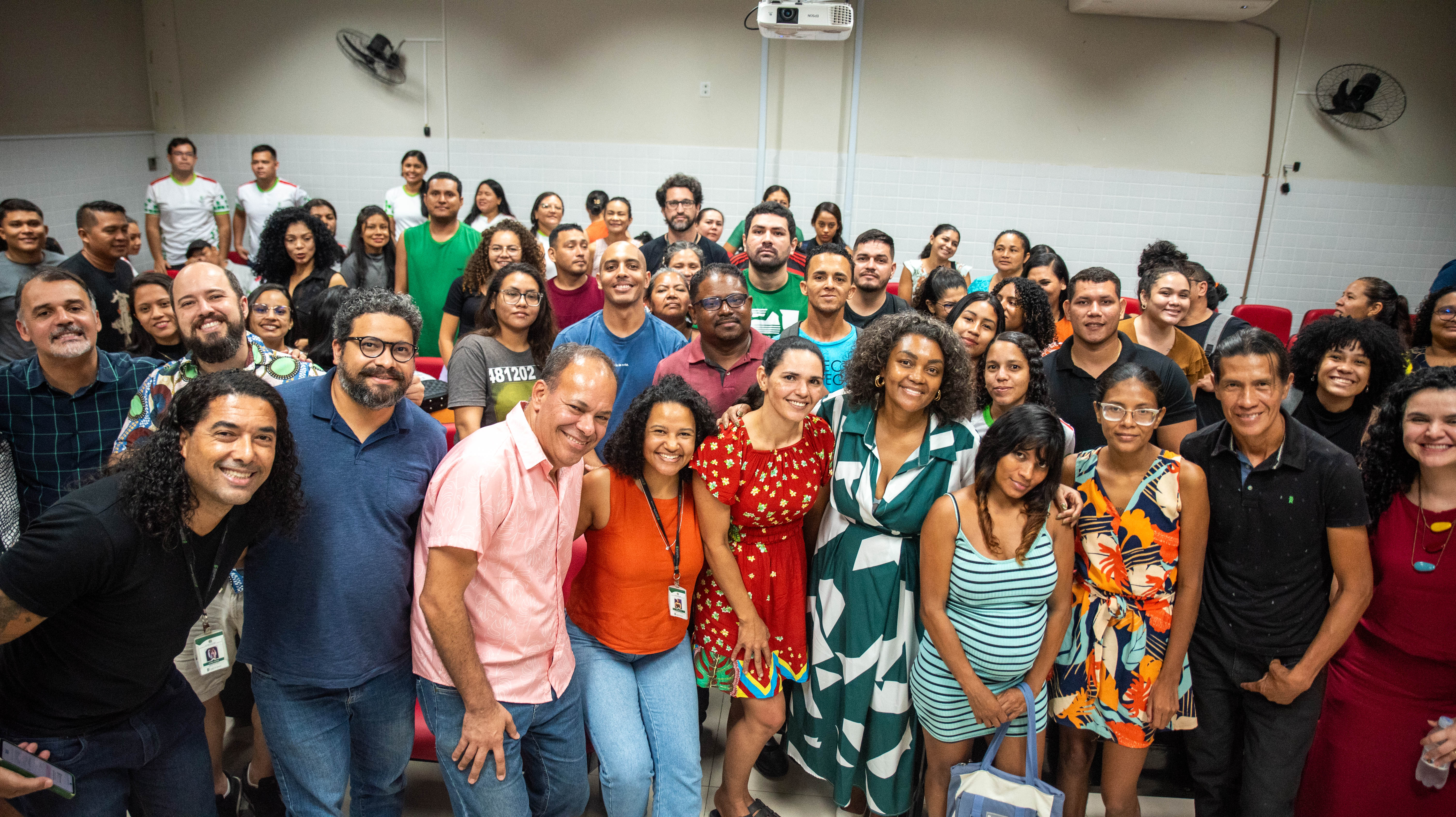 Foto colorida mostra aproximadamente 45 pessoas posando para a foto. entre elas, estudantes, professores, servidores do TJRR e a palestrante 