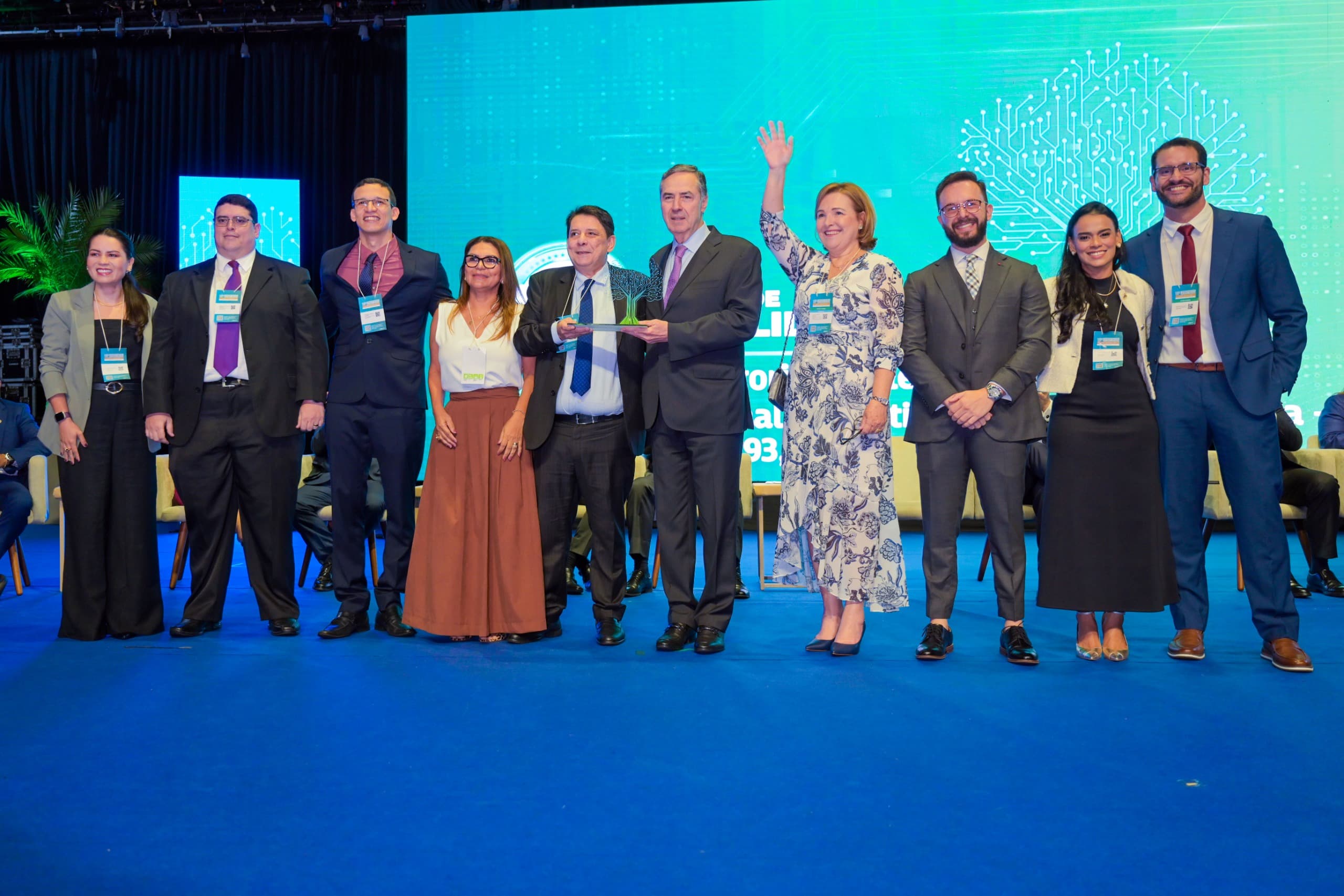 Foto colorida tirada durante a premiação do Selo CNJ de Qualidade. Na foto, no centro da imagem, o presidente do TJRR, desembargador Jésus Nascimento, segura o Selo Excelência, juntamente com o ministro Luís Roberto Barroso. Ao lado deles, a presidente do Tribunal Regional Eleitoral, Elaine Bianchi, o juiz auxiliar da presidência do TJRR, Esdras Benchimol, a juíza titular da Vara da Justiça Itinerante, Graciete Sotto Mayor, o secretário Geral, Henrique Tavares, a secretária de Gestão Estratégica , Veruska Lobo,a secretária de Gestão de Magistrados, Fernanda Cantanhede, o secretário de Tecnologia da Informação , Tiago Lobo, e o coordenador da Assessoria Jurídica da presidência, Alexandre Martins. Foto colorida tirada durante a premiação do Selo CNJ de Qualidade. Na foto, no centro da imagem, o presidente do TJRR, desembargador Jésus Nascimento, segura o Selo Excelência, juntamente com o ministro Luís Roberto Barroso. Ao lado deles, a presidente do Tribunal Regional Eleitoral, Elaine Bianchi, o juiz auxiliar da presidência do TJRR, Esdras Benchimol, a juíza titular da Vara da Justiça Itinerante, Graciete Sotto Mayor, o secretário Geral, Henrique Tavares, a secretária de Gestão Estratégica , Veruska Lobo,a secretária de Gestão de Magistrados, Fernanda Cantanhede, o secretário de Tecnologia da Informação , Tiago Lobo, e o coordenador da Assessoria Jurídica da presidência, Alexandre Martins.