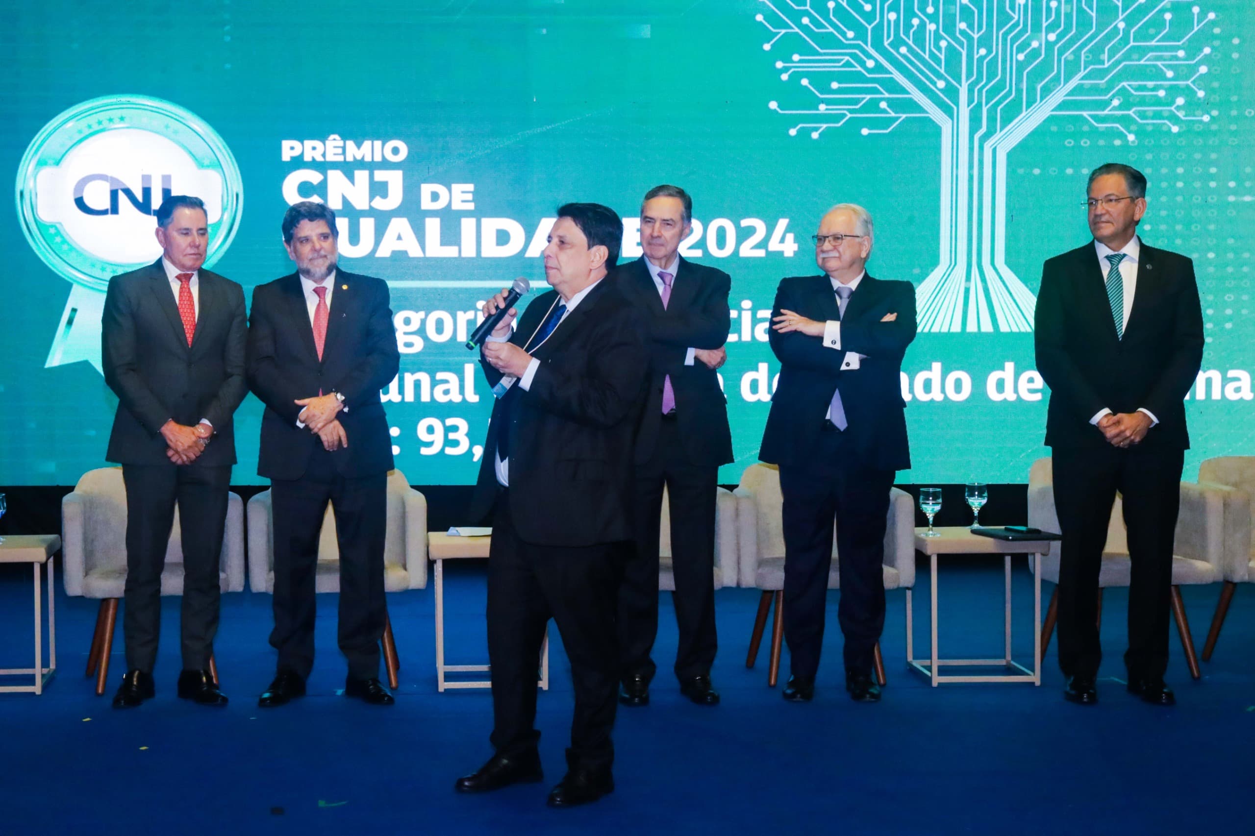 oto colorida tirada durante a premiação do Selo CNJ de Qualidade. Na foto, no centro da imagem, o presidente do TJRR, desembargador Jésus Nascimento, discursando. oto colorida tirada durante a premiação do Selo CNJ de Qualidade. Na foto, no centro da imagem, o presidente do TJRR, desembargador Jésus Nascimento, discursando.