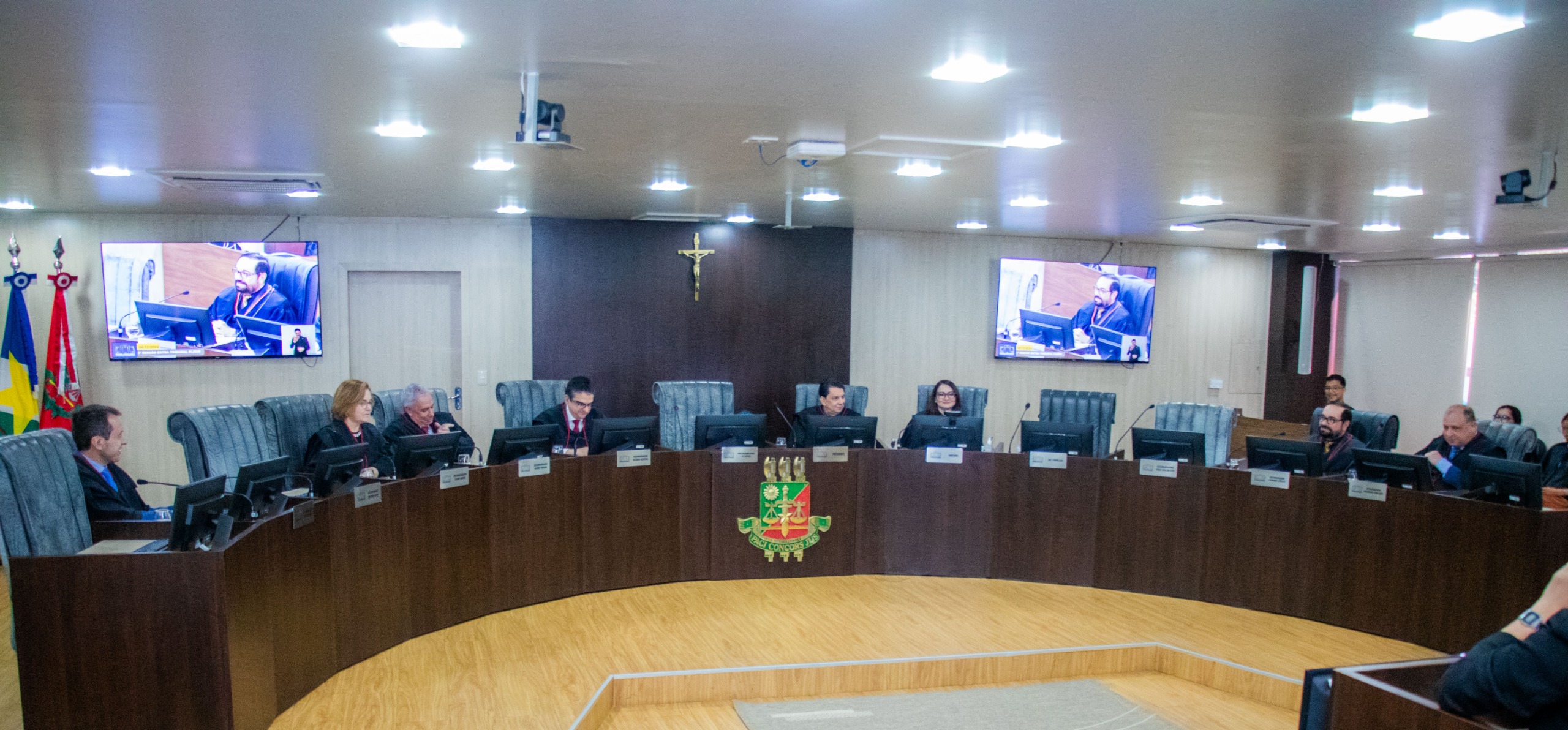 Foto colorida tirada durante a eleição mostrando os desembargadores do TJRR perfilados para uma foto. Na imagem o presidente do TJRR, desembargador Jésus Nascimento, o Vice-Presidente, desembargador Ricardo Oliveira, o Corregedor-Geral de Justiça, desembargador Mozarildo Cavalcanti, o Ouvidor-Geral, desembargador Erick Linhares, a presidente do TRE, Elaine Bianch, o desembargador Almiro Padilha e o desembargador Leonardo Cupello.