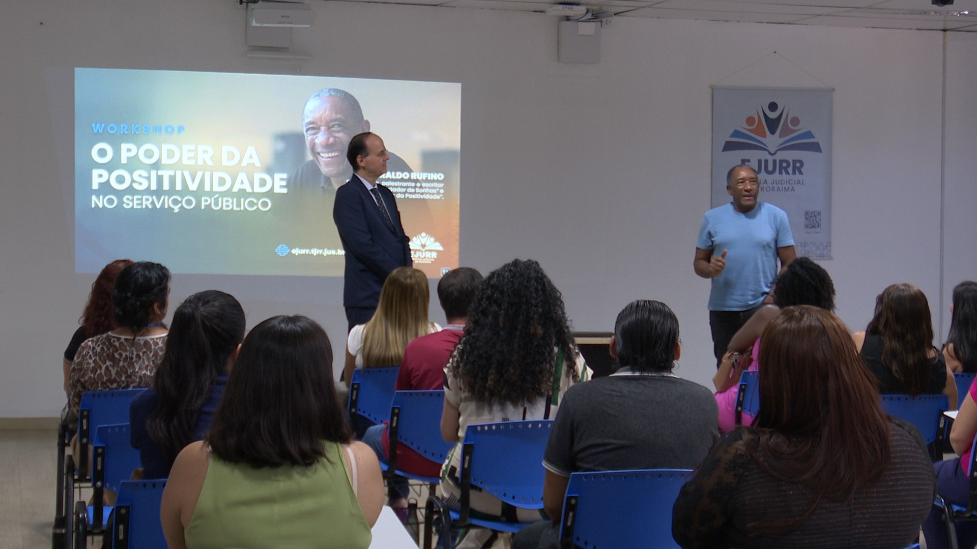 imagem colorida contém o desembargador Cristóvão S´ter acompanhado de palestrante na Escola Judicial de Roraima.