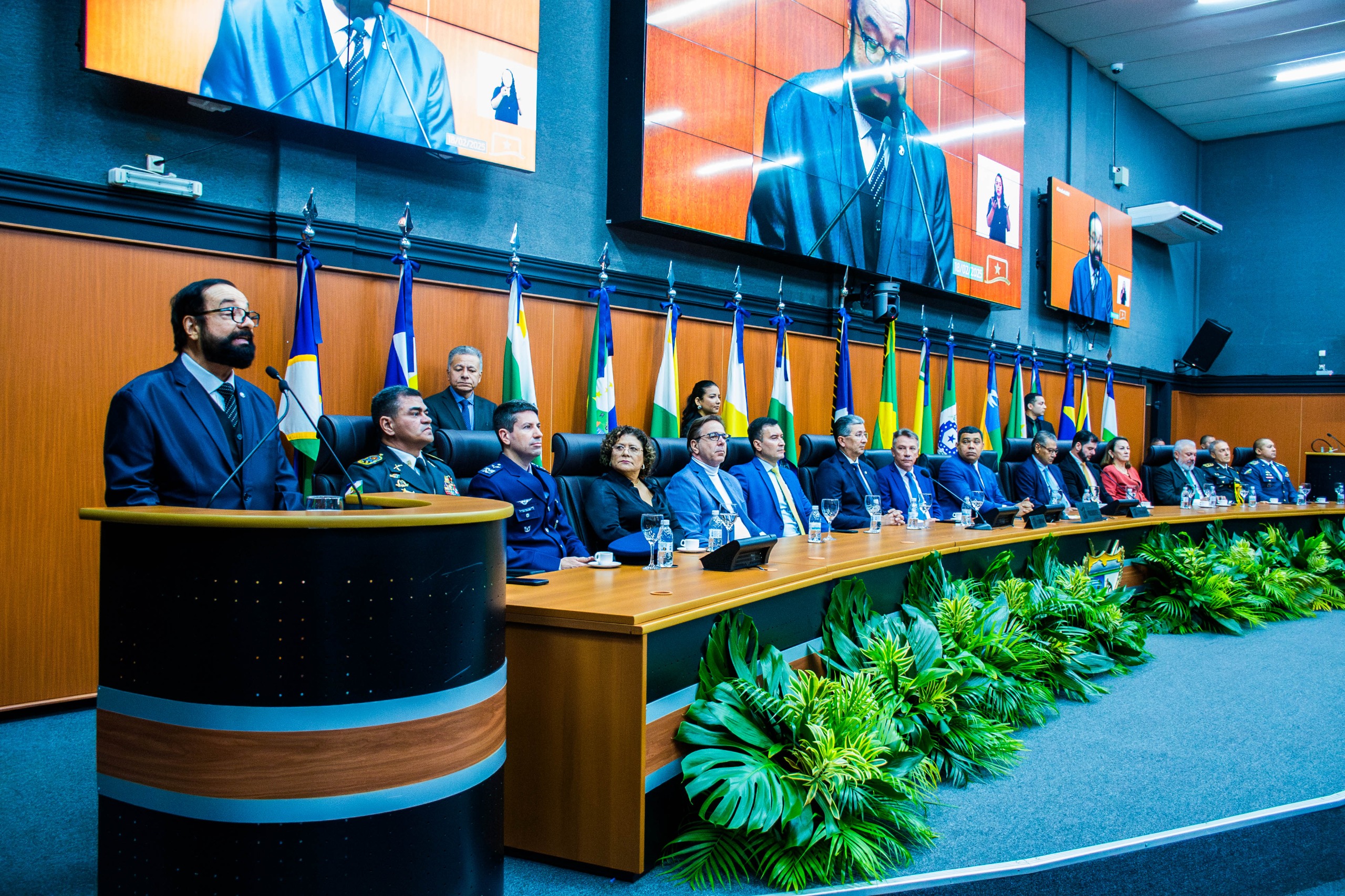 A imagem colorida contém o Presidente do TJRR, Desembargador Leonardo Cupello, discursando durante a Abertura do Ano Legislativo 2025 da ALE-RR