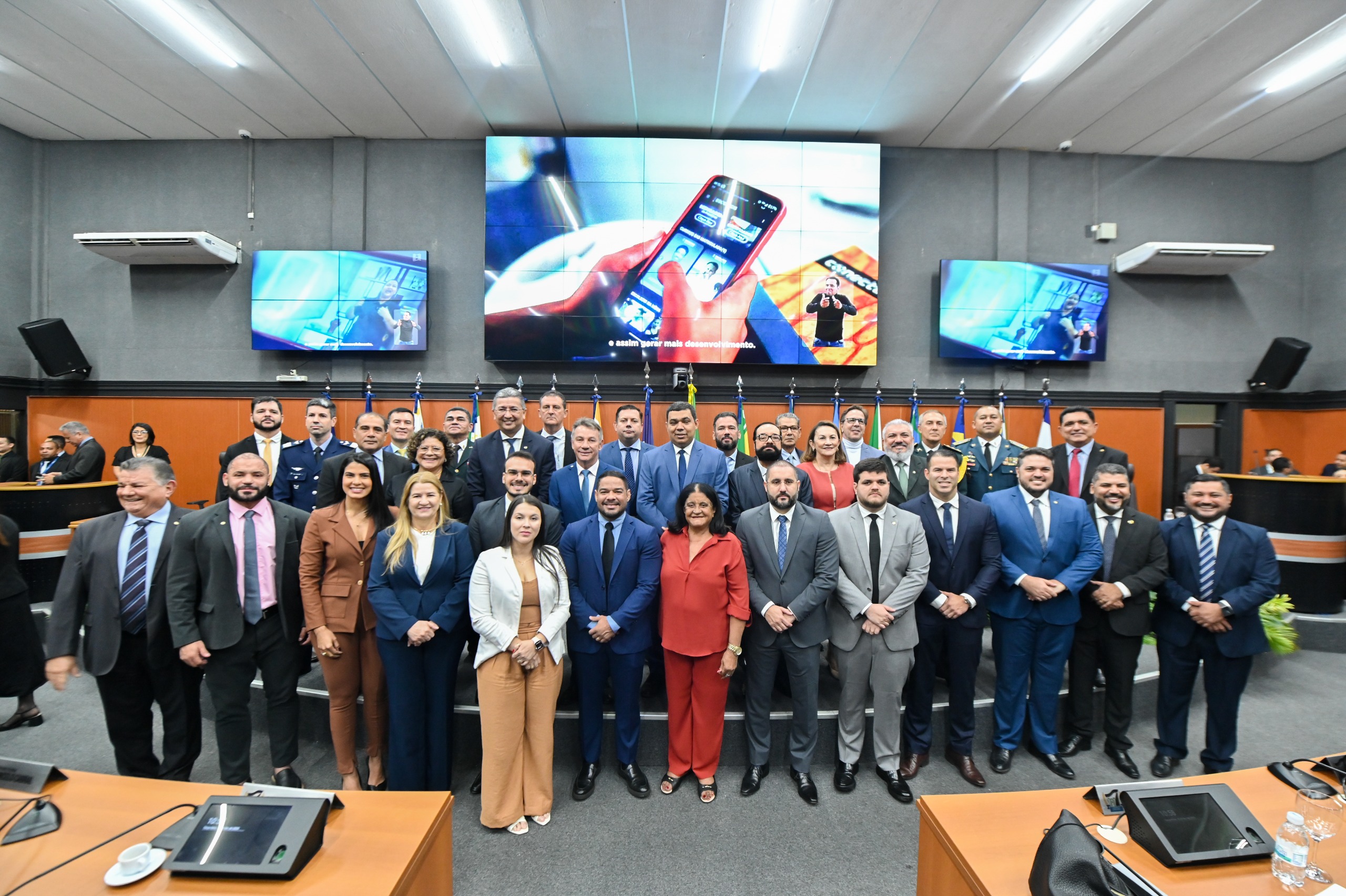 A imagem colorida contém o Presidente do TJRR, Desembargador Leonardo Cupello, posando para fotografia ao lado de 34 autoridades do Poder Legislativo, Executivo e Judiciário, durante a Abertura do Ano Legislativo 2025 da ALE-RR. 