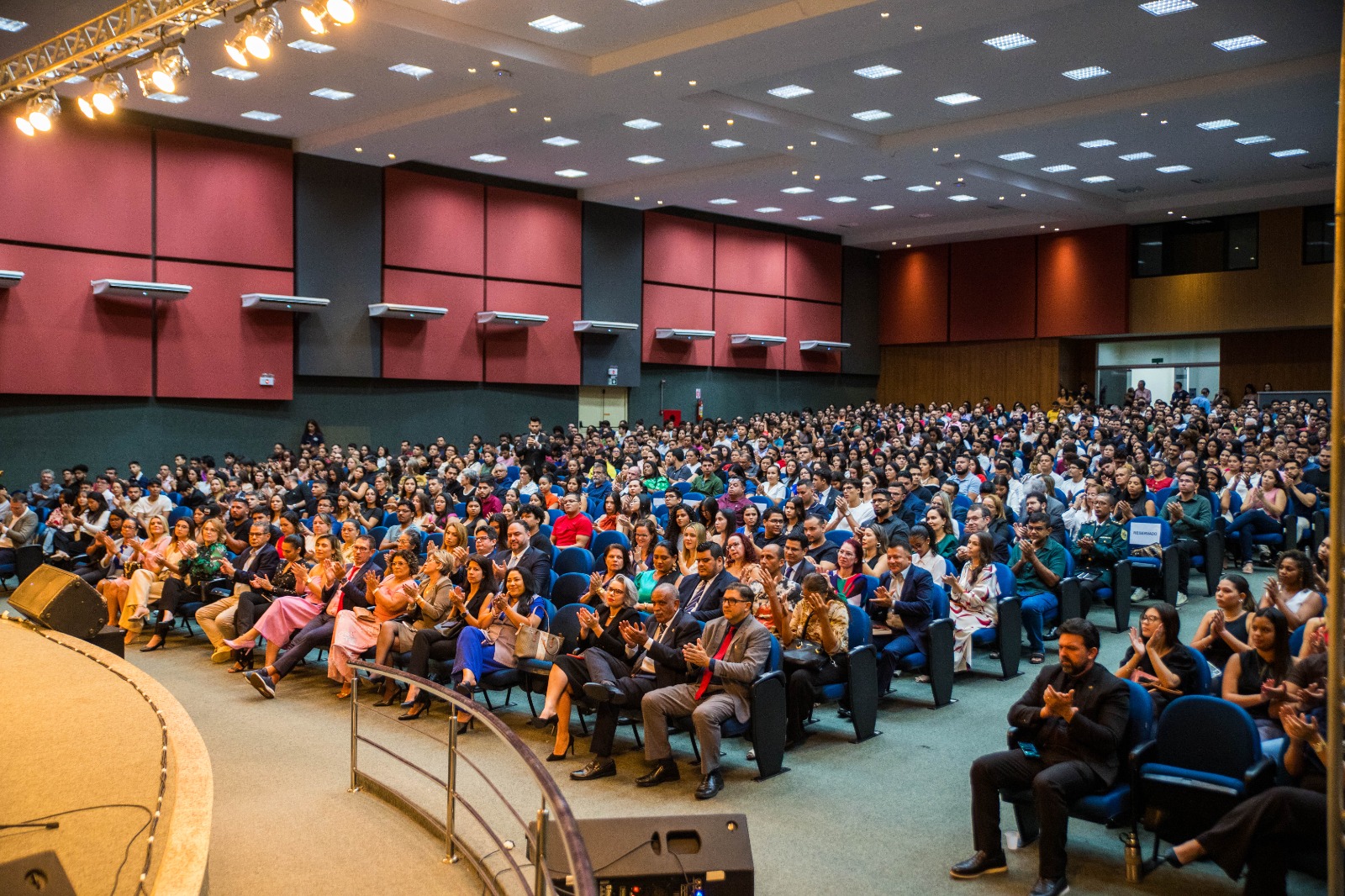 Imagem colorida mostrando o público sentado no Auditório do CAF, na Universidade Federal de Roraima (UFRR). 