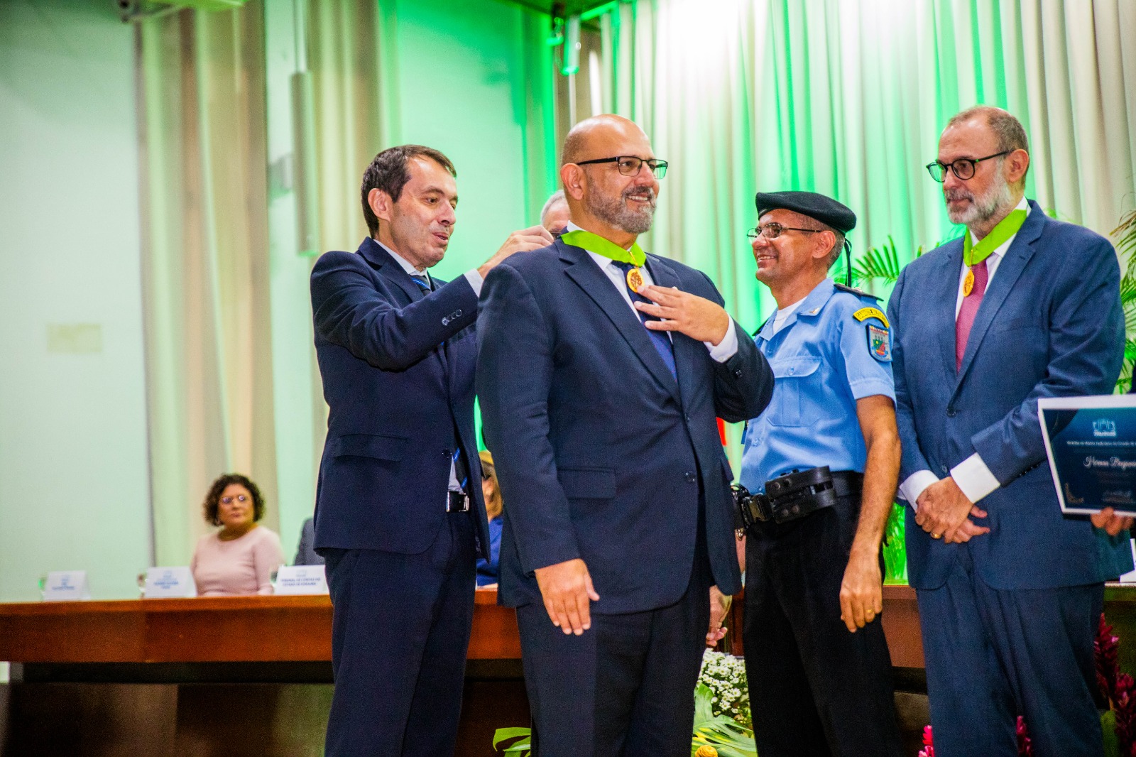 foto colorida do Ministro Paulo Domingues recebendo a medalha do Corregedor Geral, Erick Linhares. 