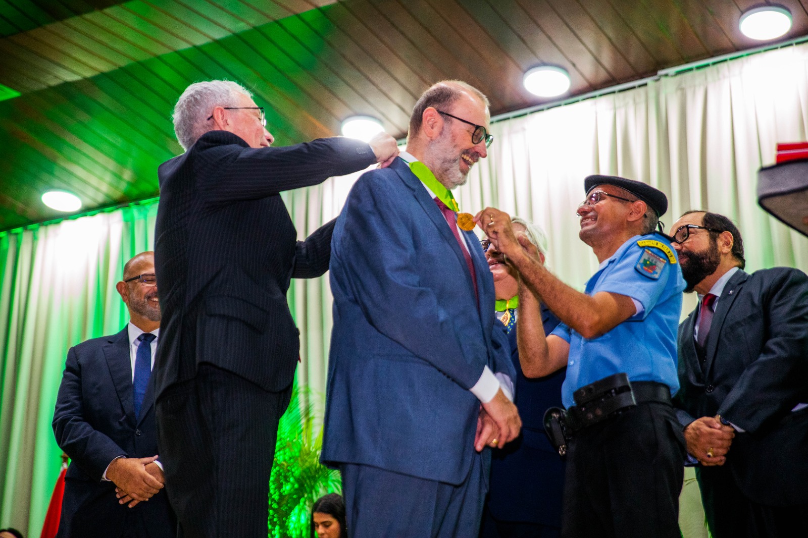 foto colorida do Ministro Sebastião Reis Júnior  recebendo a medalha do Vice Presidente do TJRR, Desembargador Almiro Padilha.