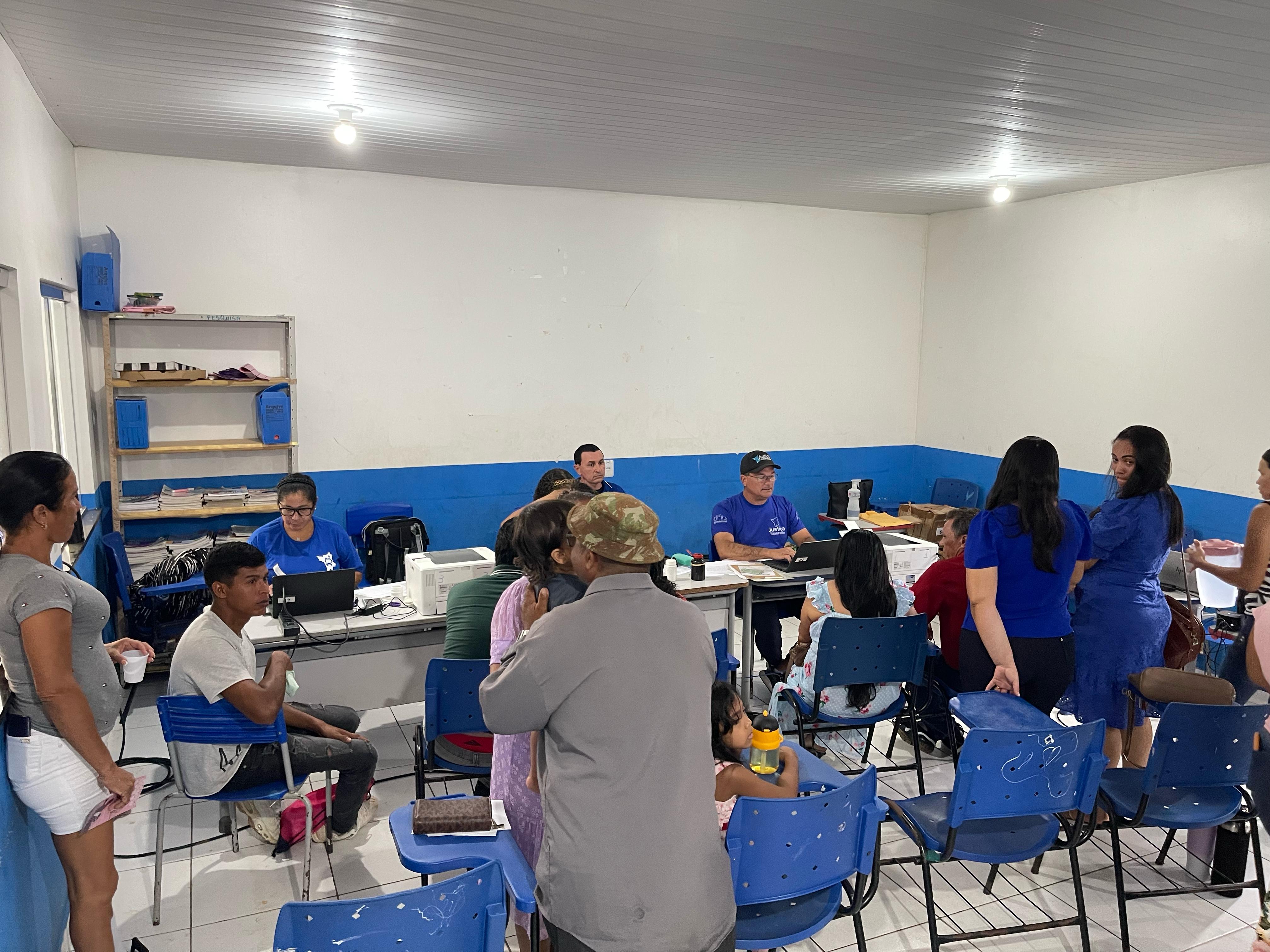 imagem colorida contém servidores da Vara da Justiça Itinerante atendendo a população de Mucajapi, interior do estado de Roraima. 