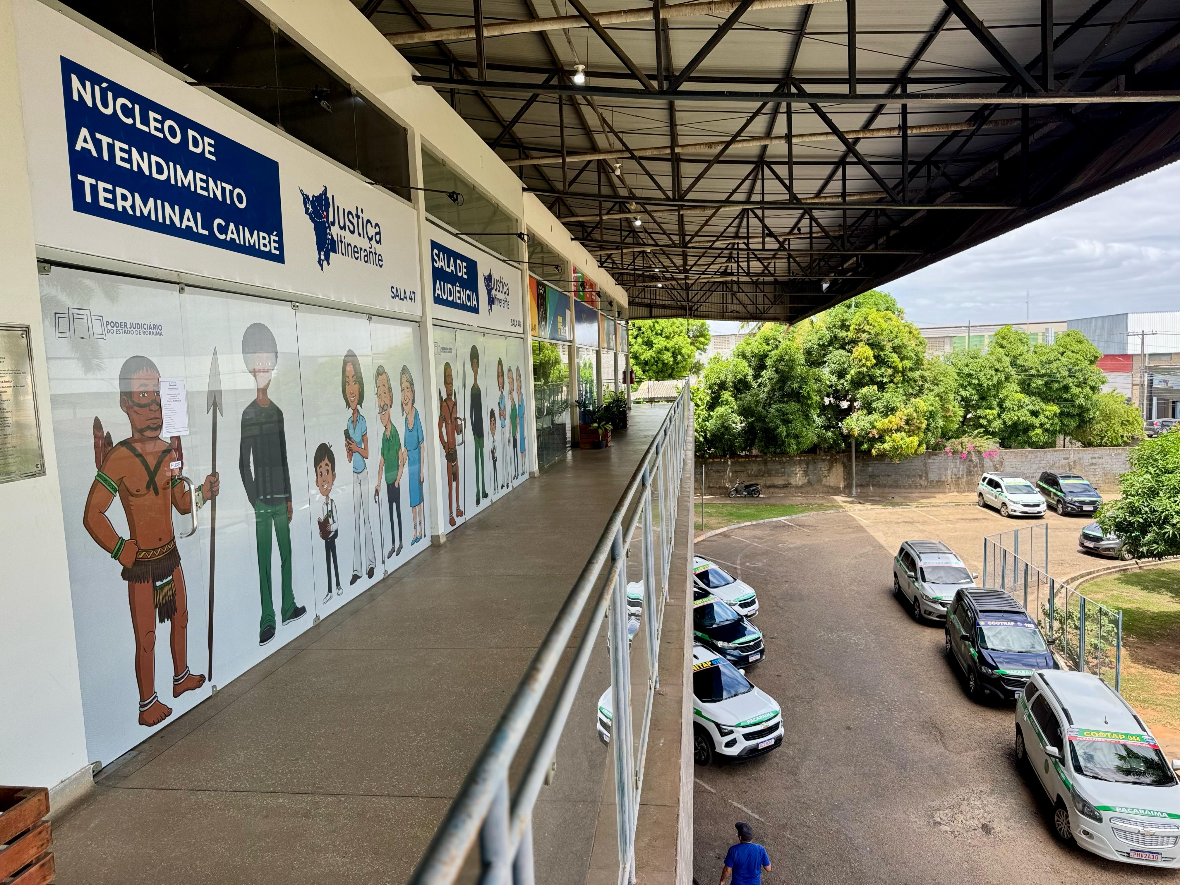 imagem colorida contém a fachada de entrada do Segundo Núcleo de Atendimentos do TJRR, localizado no antigo terminal do Caimbé, em Boa Vista Roraima. 