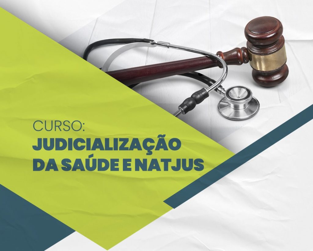 A imagem apresenta na parte superior um estetoscópio e um martelo de juiz de direito. No centro está o nome do curso em destaque, com formas geométricas. O card apresenta as cores branca, verde e azul escuro. A imagem apresenta na parte superior um estetoscópio e um martelo de juiz de direito. No centro está o nome do curso em destaque, com formas geométricas. O card apresenta as cores branca, verde e azul escuro.