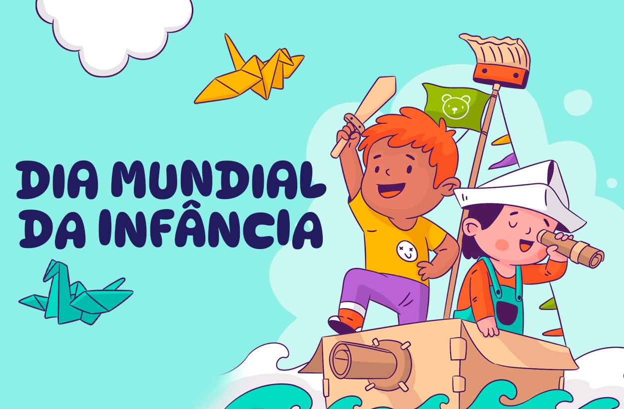A imagem é um cartão digital celebrando o Dia Mundial da Infância. No centro da imagem, em letras grandes e arredondadas, está a mensagem "DIA MUNDIAL DA INFÂNCIA". As letras são brancas e têm um contorno azul escuro, criando um efeito de destaque no fundo azul claro. Ao redor do texto, há diversas ilustrações que remetem à infância e à brincadeira. No canto superior esquerdo, uma nuvem branca e um pássaro de origami amarelo flutuam. No canto inferior esquerdo, outro pássaro de origami azul-petróleo parece planar. No centro da imagem, dois personagens infantis interagem. Um menino ruivo, vestido com uma camiseta amarela e calças roxas, segura um pedaço de madeira. Ao lado dele, uma menina com um chapéu de papel de marinheiro usa um telescópio de papelão. Ambos estão em cima de uma estrutura que se assemelha a um barco de papelão, com um canhão de papelão e uma bandeira com um urso desenhado. No canto superior direito, um pincel com um sorriso desenhado e um chapéu de lã parece acenar. A imagem é um cartão digital celebrando o Dia Mundial da Infância. No centro da imagem, em letras grandes e arredondadas, está a mensagem "DIA MUNDIAL DA INFÂNCIA". As letras são brancas e têm um contorno azul escuro, criando um efeito de destaque no fundo azul claro. Ao redor do texto, há diversas ilustrações que remetem à infância e à brincadeira. No canto superior esquerdo, uma nuvem branca e um pássaro de origami amarelo flutuam. No canto inferior esquerdo, outro pássaro de origami azul-petróleo parece planar. No centro da imagem, dois personagens infantis interagem. Um menino ruivo, vestido com uma camiseta amarela e calças roxas, segura um pedaço de madeira. Ao lado dele, uma menina com um chapéu de papel de marinheiro usa um telescópio de papelão. Ambos estão em cima de uma estrutura que se assemelha a um barco de papelão, com um canhão de papelão e uma bandeira com um urso desenhado. No canto superior direito, um pincel com um sorriso desenhado e um chapéu de lã parece acenar.