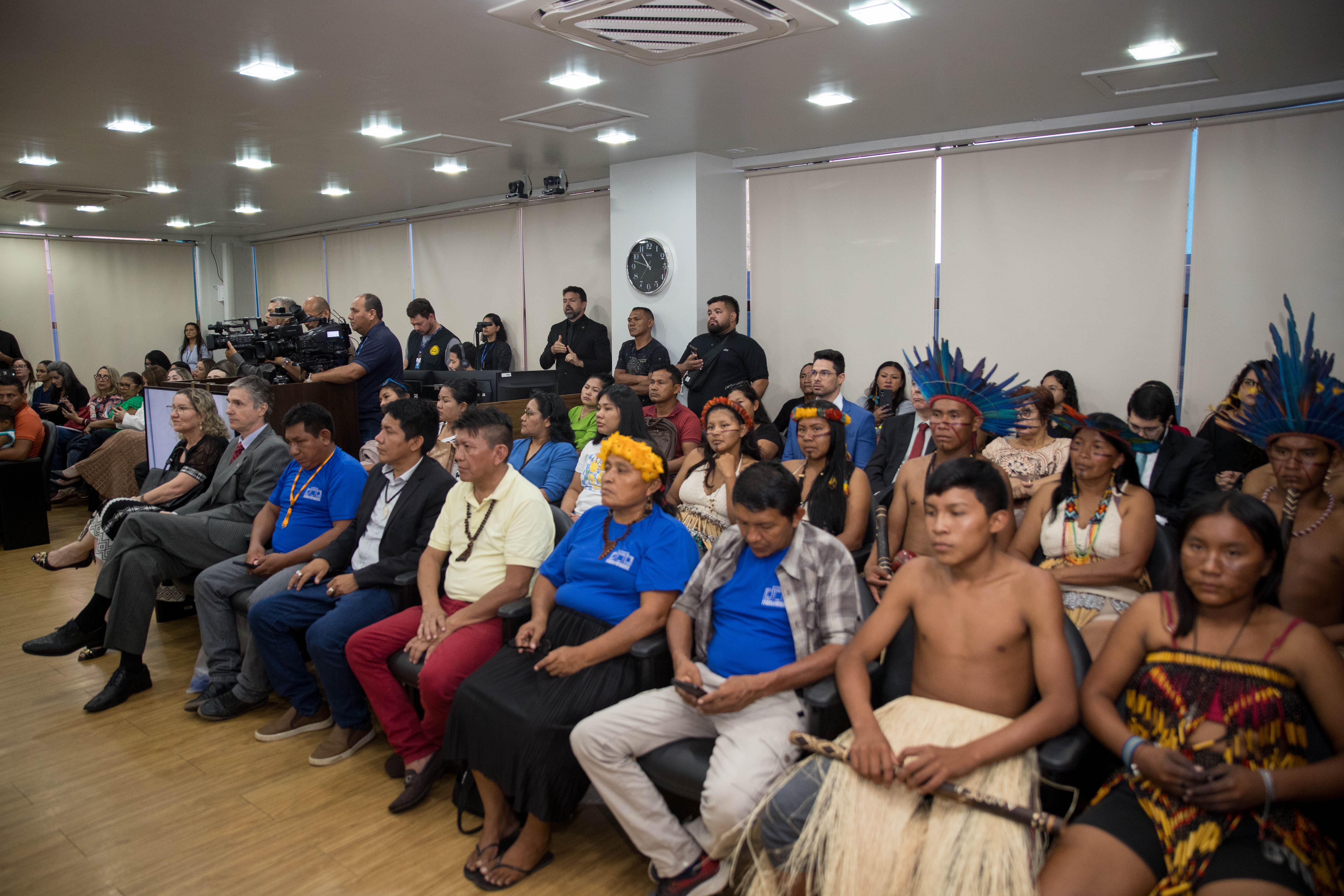 A imagem colorida mostra um grupo diversificado de pessoas sentadas Sala de Sessões do Tribunal Pleno. A imagem colorida mostra um grupo diversificado de pessoas sentadas Sala de Sessões do Tribunal Pleno.