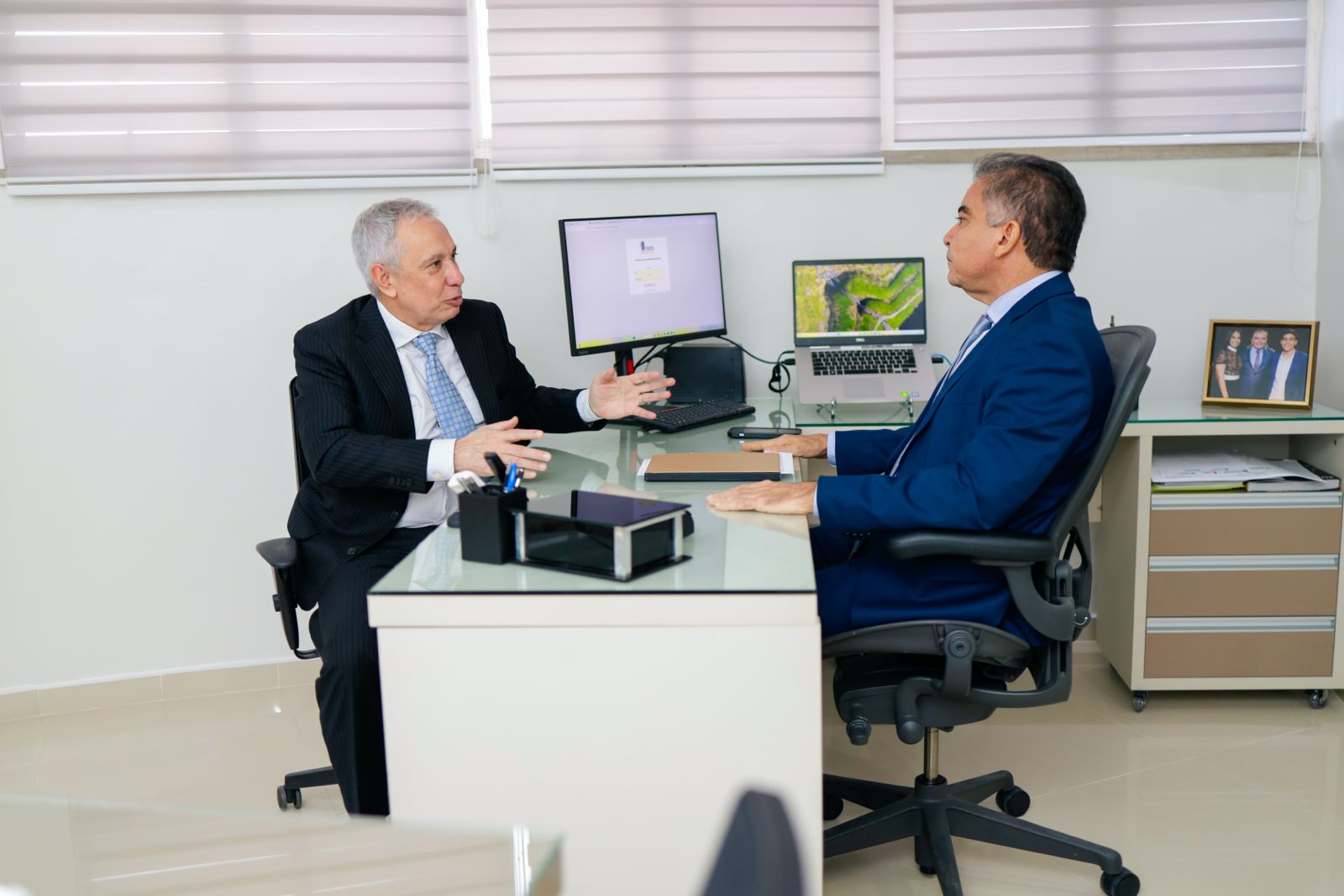 Imagem colorda mostra dois homens sentados à mesa conversando. A esquerda, na imagem, o Desembargador Almiro Padilha, a direita, o presidente do TCE-RR, conselheiro Brito Bezerra. Imagem colorda mostra dois homens sentados à mesa conversando. A esquerda, na imagem, o Desembargador Almiro Padilha, a direita, o presidente do TCE-RR, conselheiro Brito Bezerra.