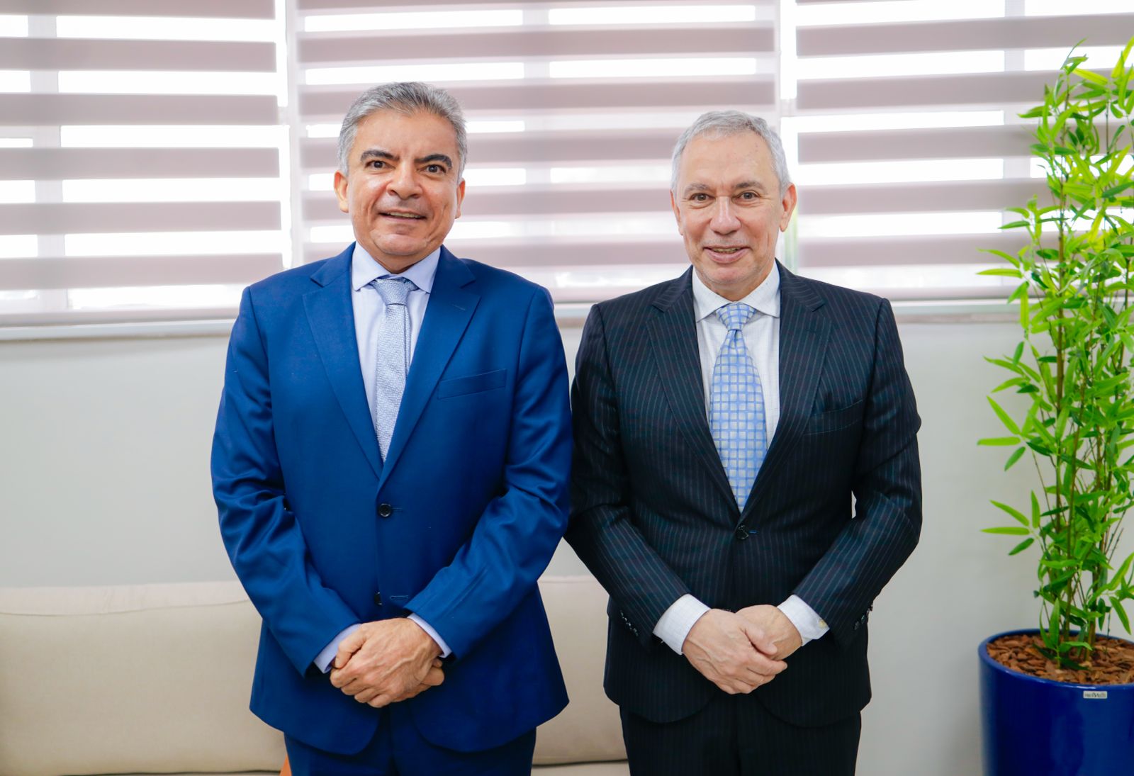 Imagem colorda mostra dois homens em pé. A esquerda, na imagem, o presidente do TCE-RR, conselheiro Brito Bezerra, a direita, o Desembargador Almiro Padilha. Imagem colorda mostra dois homens em pé. A esquerda, na imagem, o presidente do TCE-RR, conselheiro Brito Bezerra, a direita, o Desembargador Almiro Padilha.