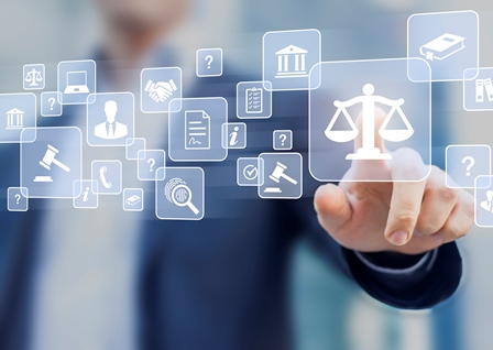 A imagem apresenta um fundo desfocado, com um homem vestindo terno azul escuro, apontando com o dedo indicador para uma tela virtual transparente. Diversos ícones flutuam à frente dele, representando temas jurídicos e administrativos, como uma balança da justiça, um martelo de juiz, uma lupa, um telefone, livros, prédios públicos e símbolos de interrogação. O ícone da balança da justiça está em destaque, iluminado na ponta do dedo do homem do lado direito. A imagem apresenta um fundo desfocado, com um homem vestindo terno azul escuro, apontando com o dedo indicador para uma tela virtual transparente. Diversos ícones flutuam à frente dele, representando temas jurídicos e administrativos, como uma balança da justiça, um martelo de juiz, uma lupa, um telefone, livros, prédios públicos e símbolos de interrogação. O ícone da balança da justiça está em destaque, iluminado na ponta do dedo do homem do lado direito.