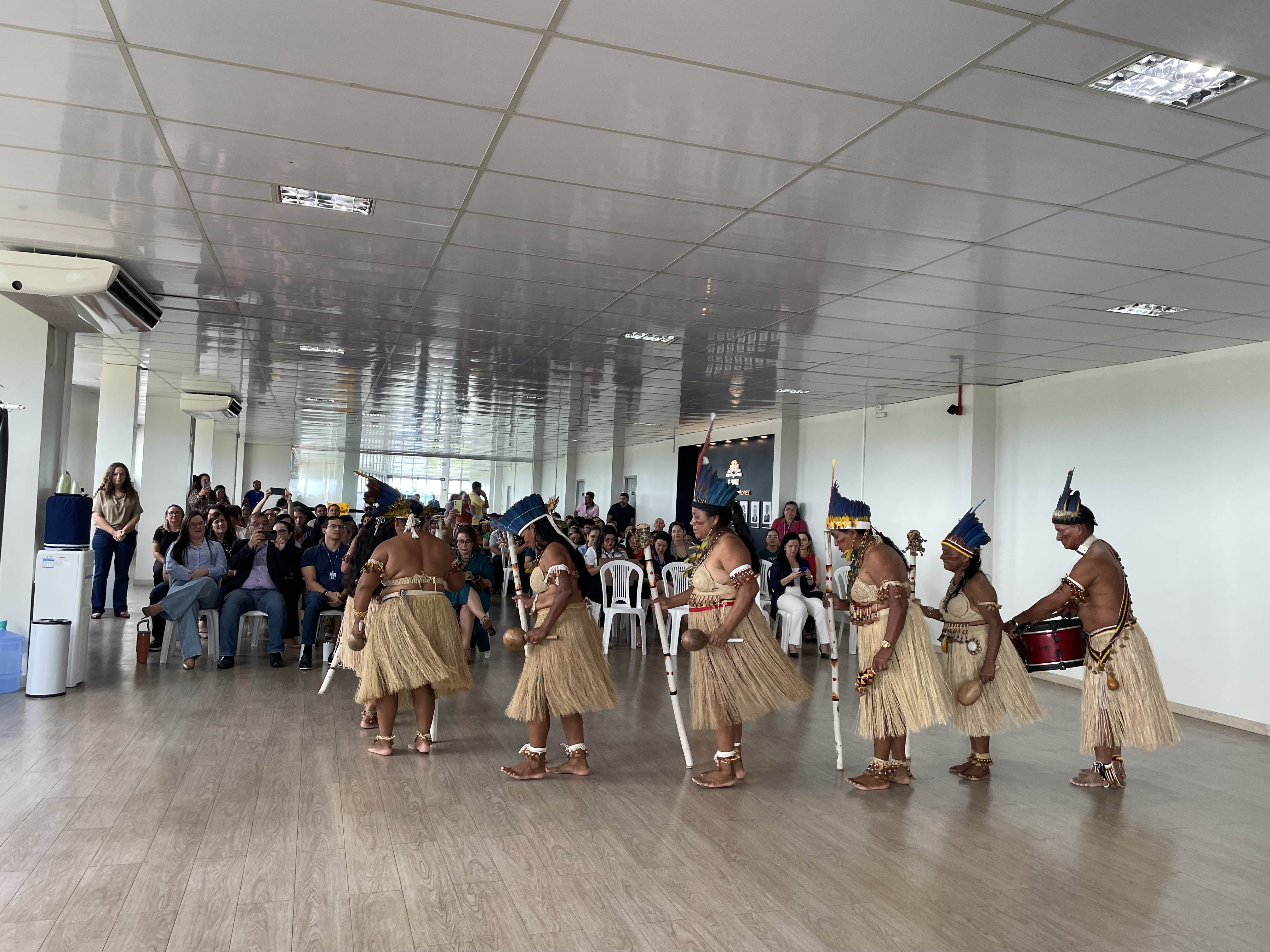foto colorida de um grupo de indígenas dançando 