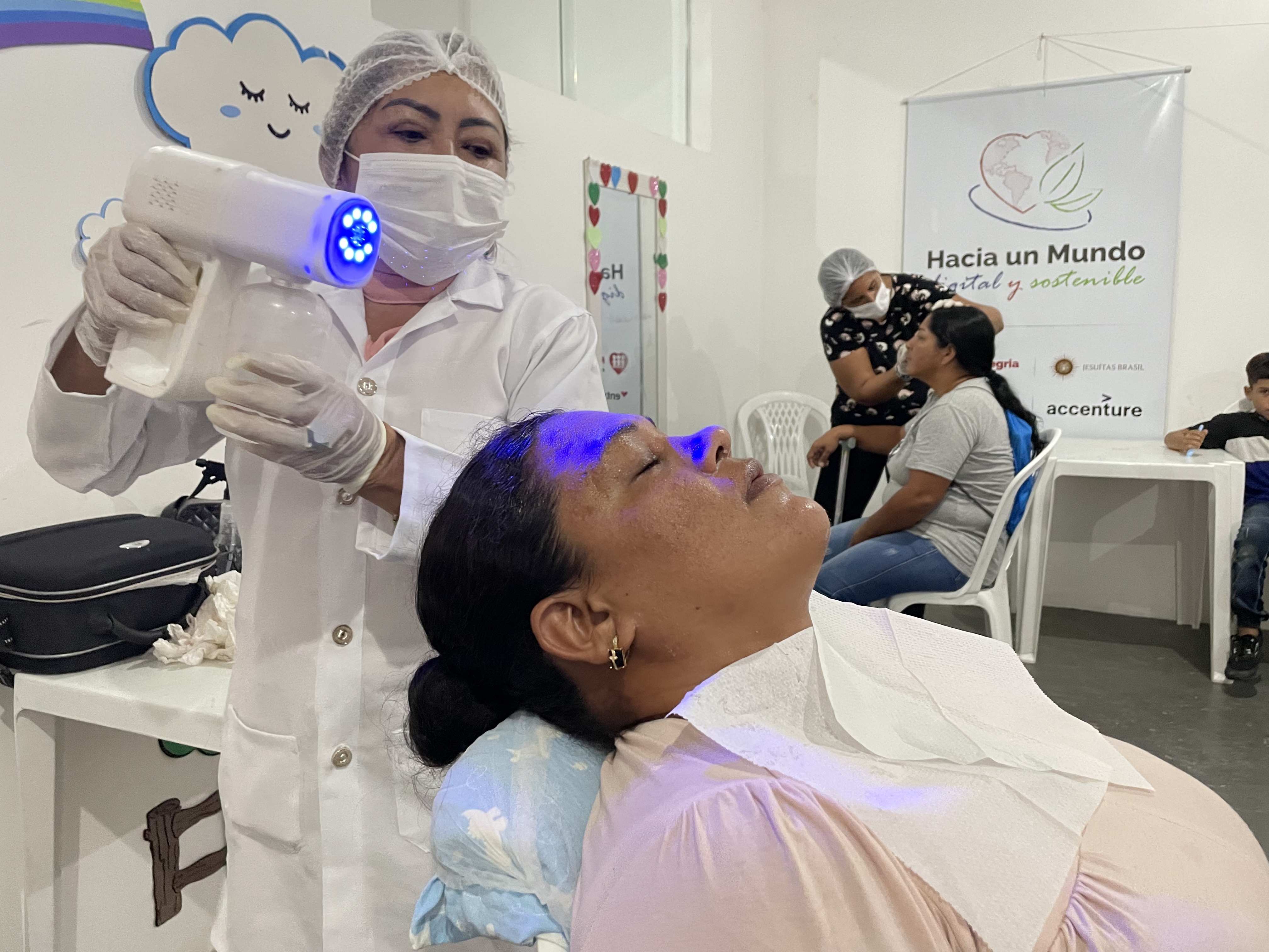Imagem colorida de uma uma pessoa realizando serviço de beleza Imagem colorida de uma uma pessoa realizando serviço de beleza
